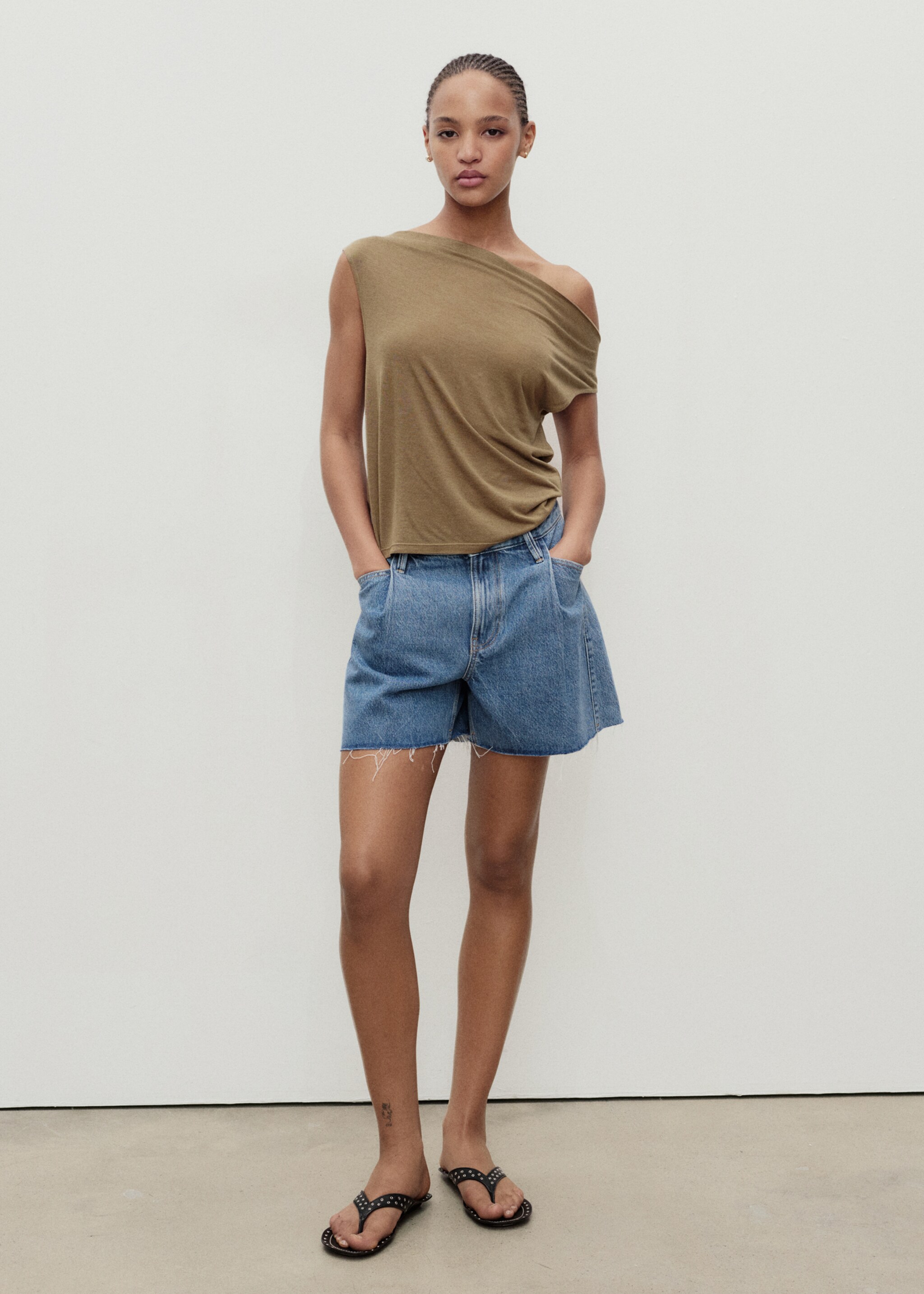 Denim shorts with frayed hem and pleats - General plane