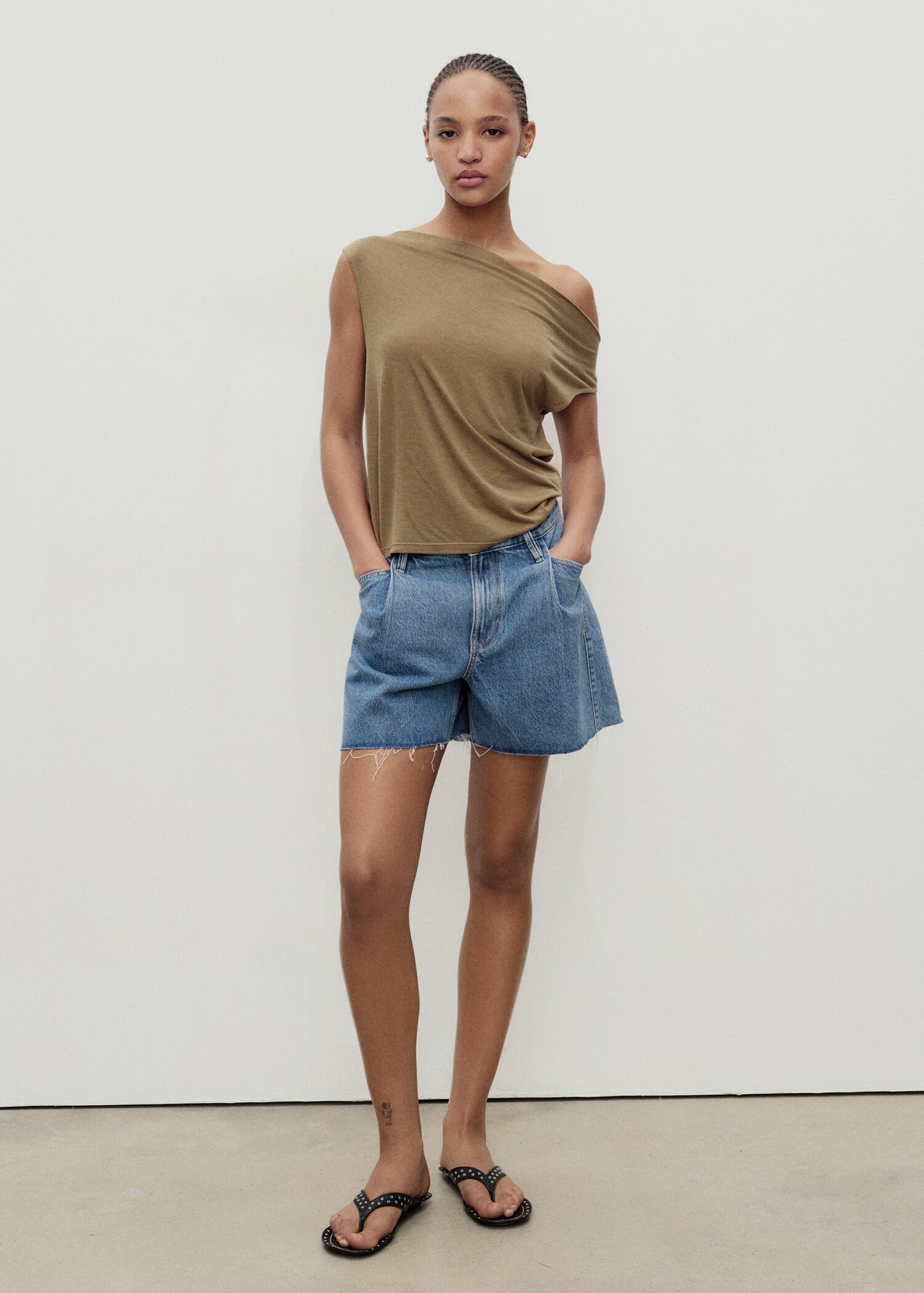 Denim shorts with frayed hem and pleats - General plane