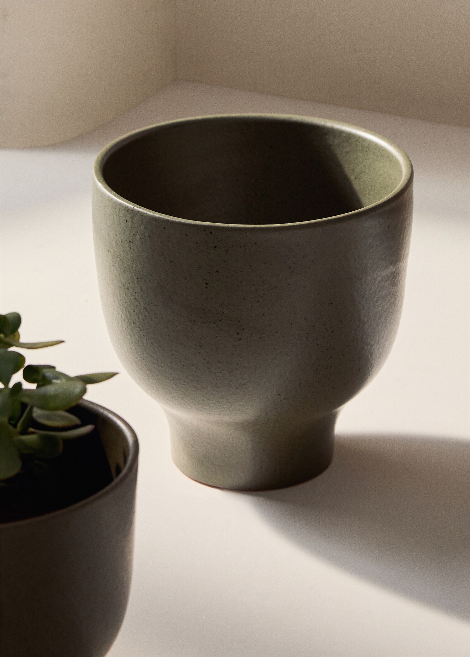 Large terracotta planter - General plane