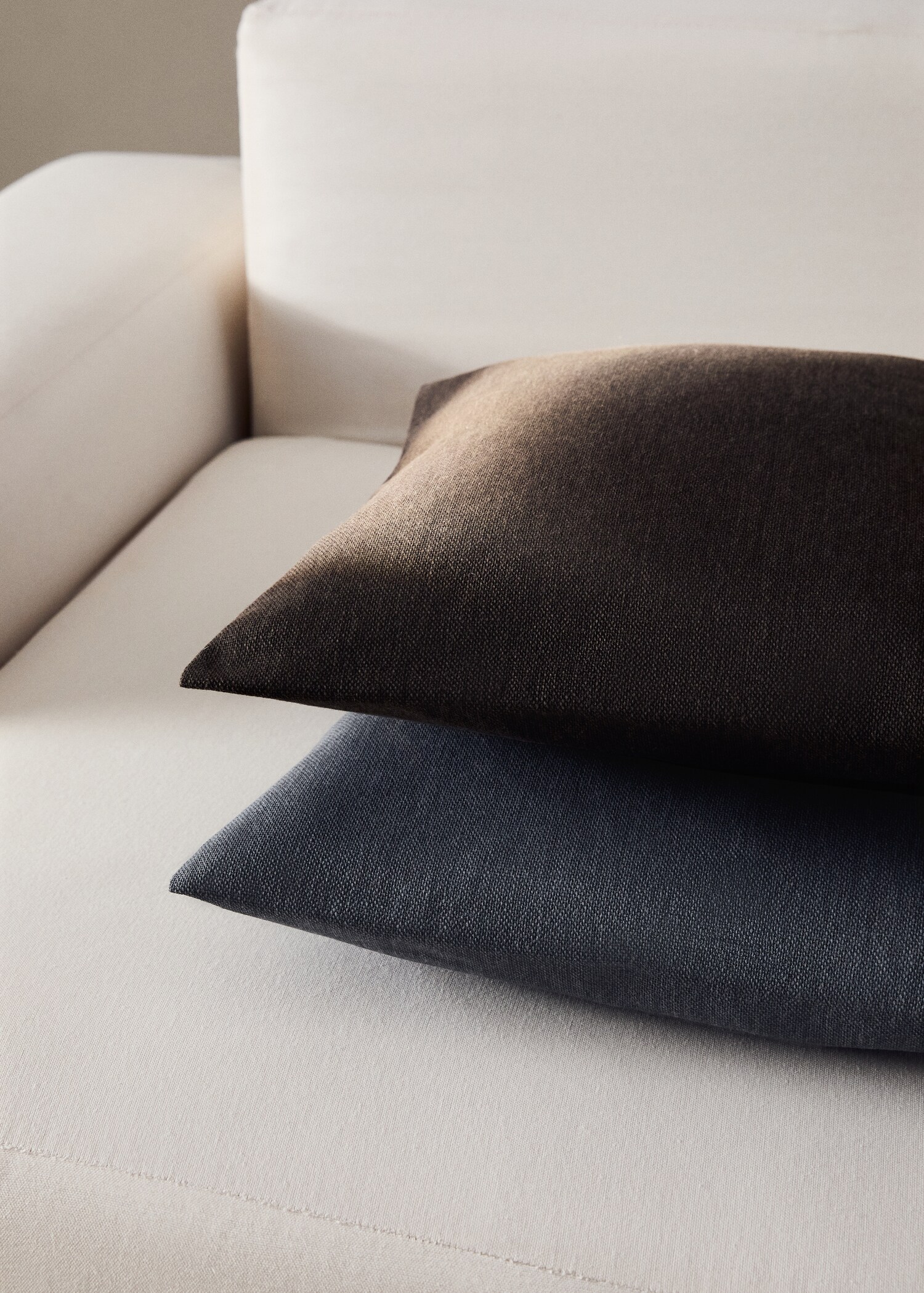 Cushion cover with structure, 45x45 cm - General plane