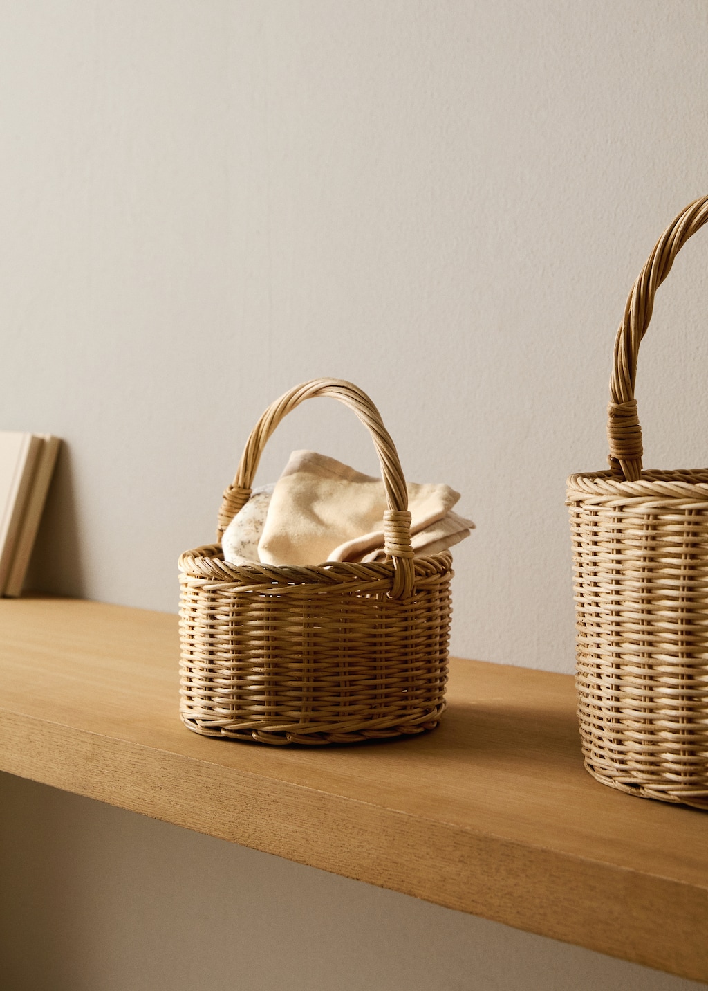 Medium rattan basket with handles