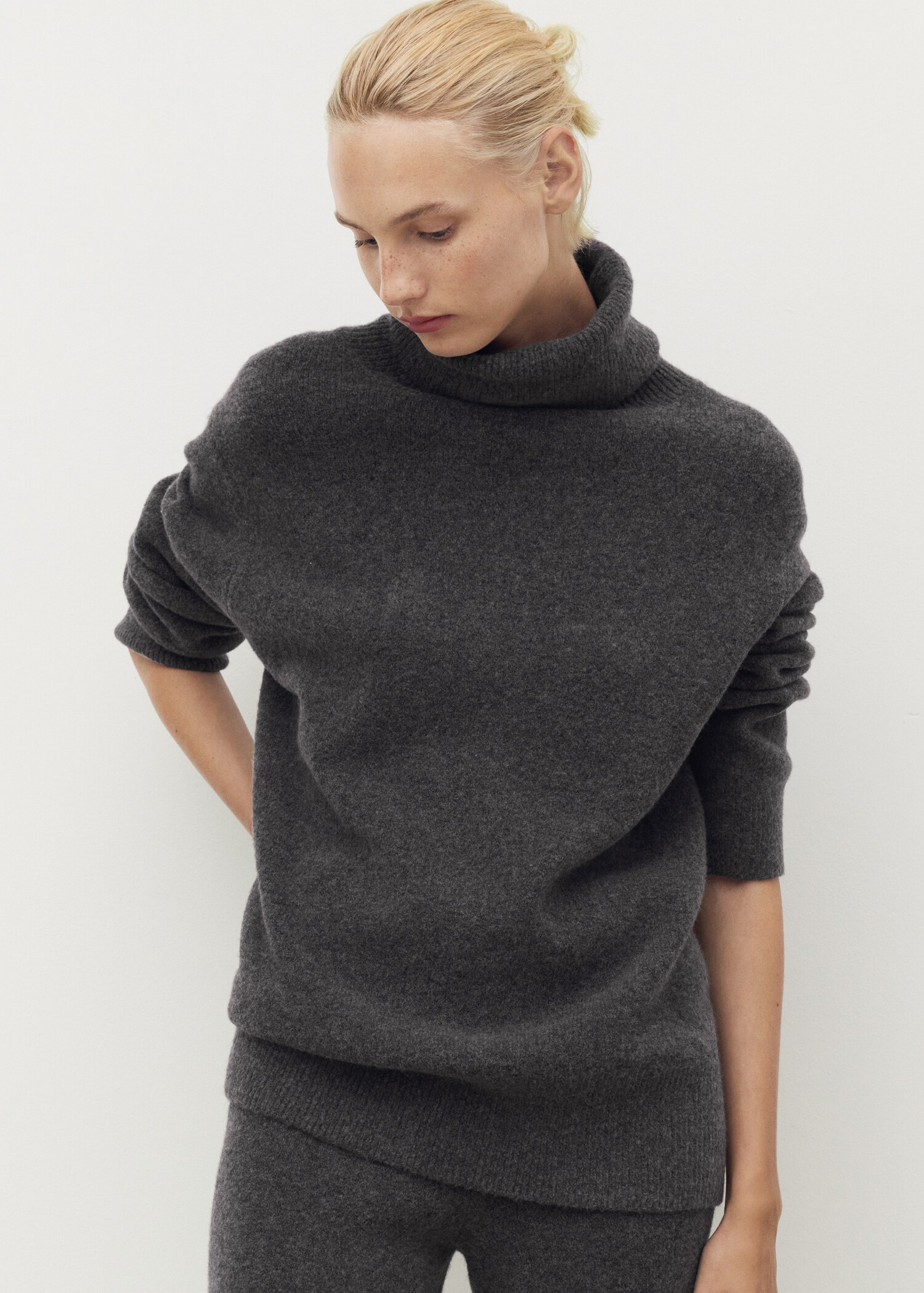 Turtleneck knit sweater - General plane