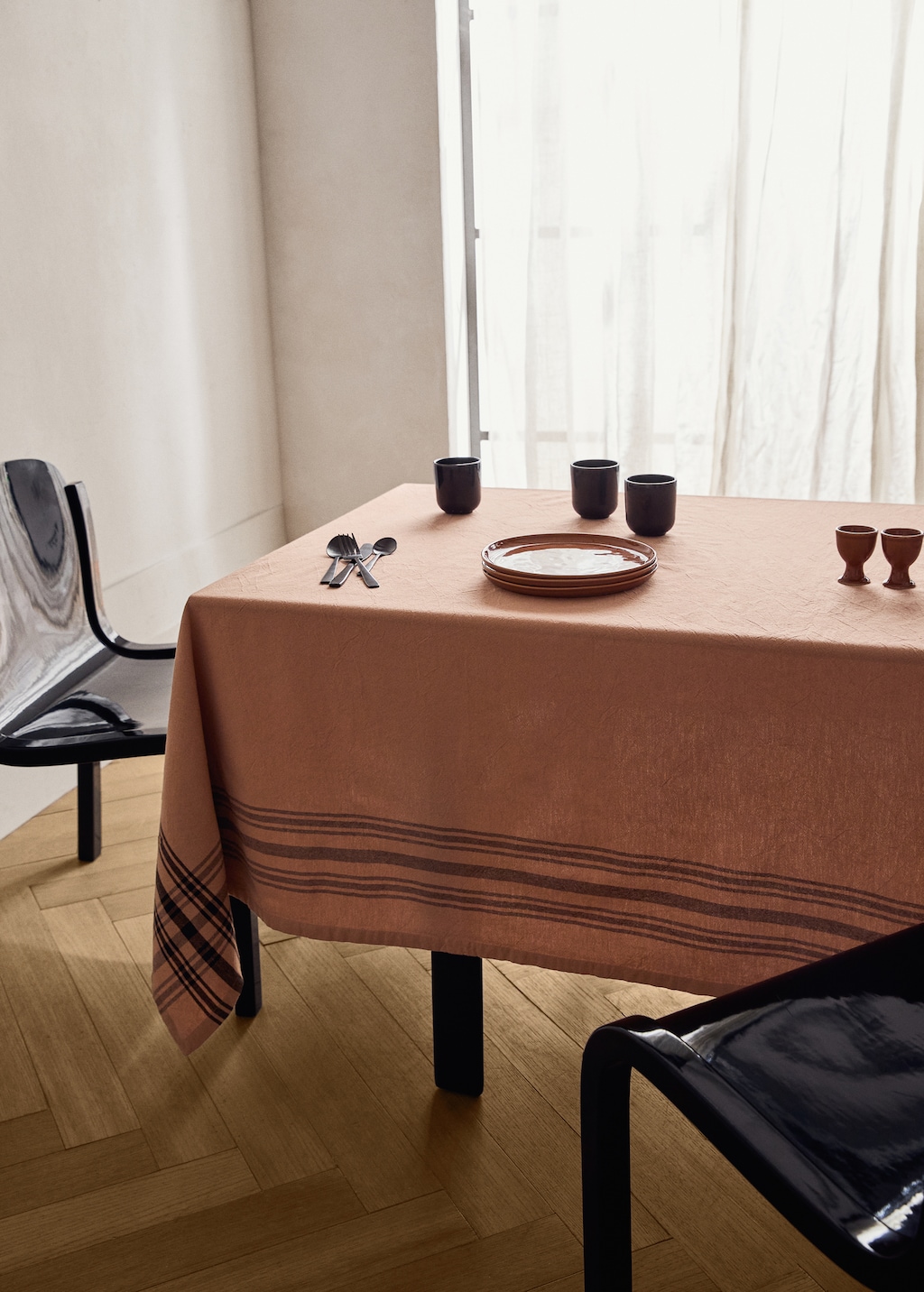 Cotton striped tablecloth for 6 to 8 diners