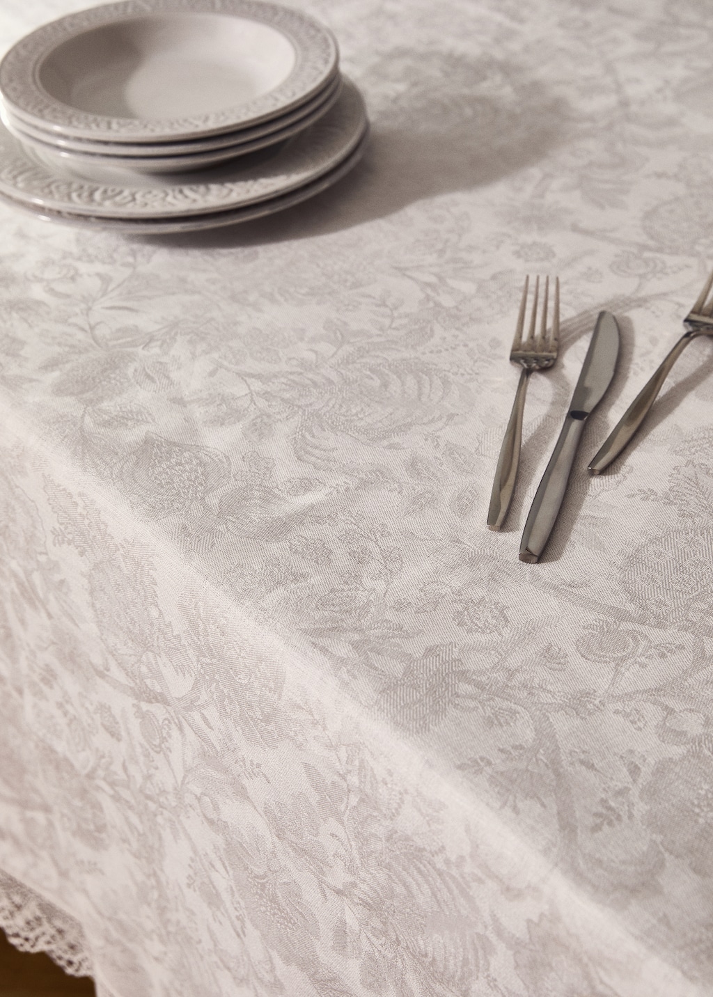 Linen-jacquard floral lace tablecloth for 6 to 8 diners