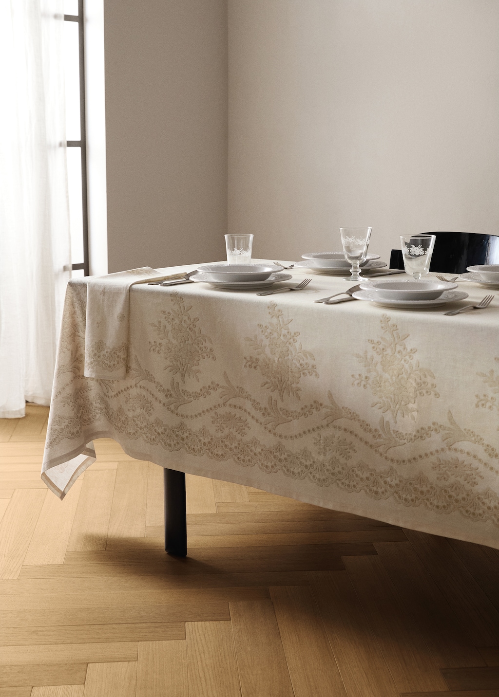 Cotton linen tablecloth with floral design for 6 to 8 diners