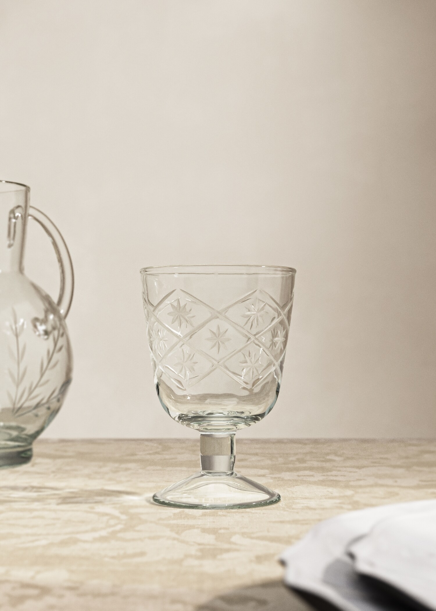 Geblasener Glasbecher mit gravierten Blumen - Allgemeine Ansicht
