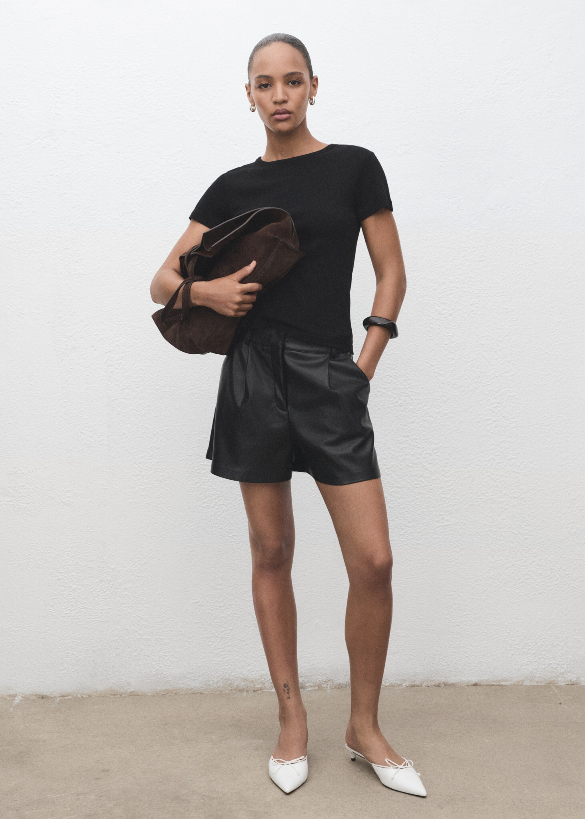 Skin-effect pleated shorts - General plane, Black. Ref: 17035168-00.