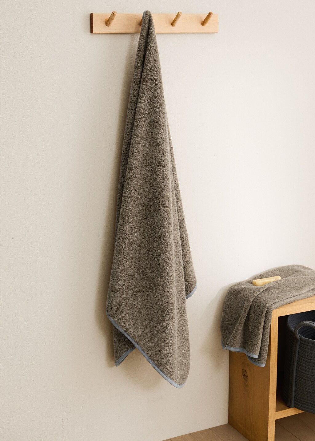 Children's bath towel with contrasting trim