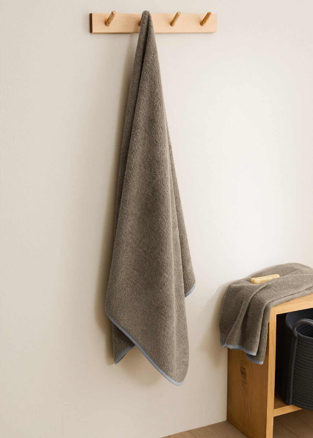 Children's bath towel with contrasting trim