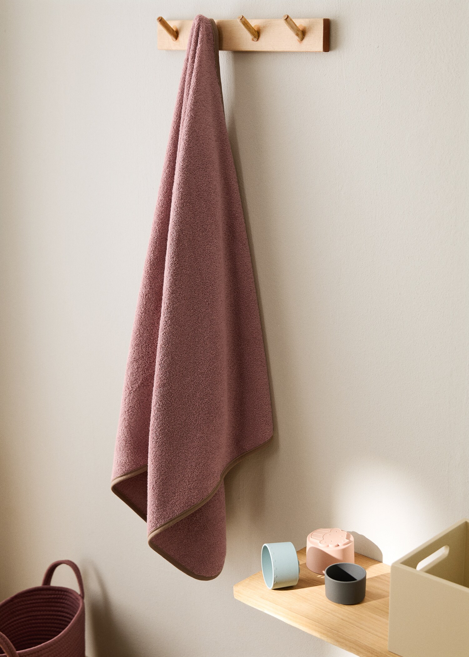 Children's shower towel with contrasting trim - General plane