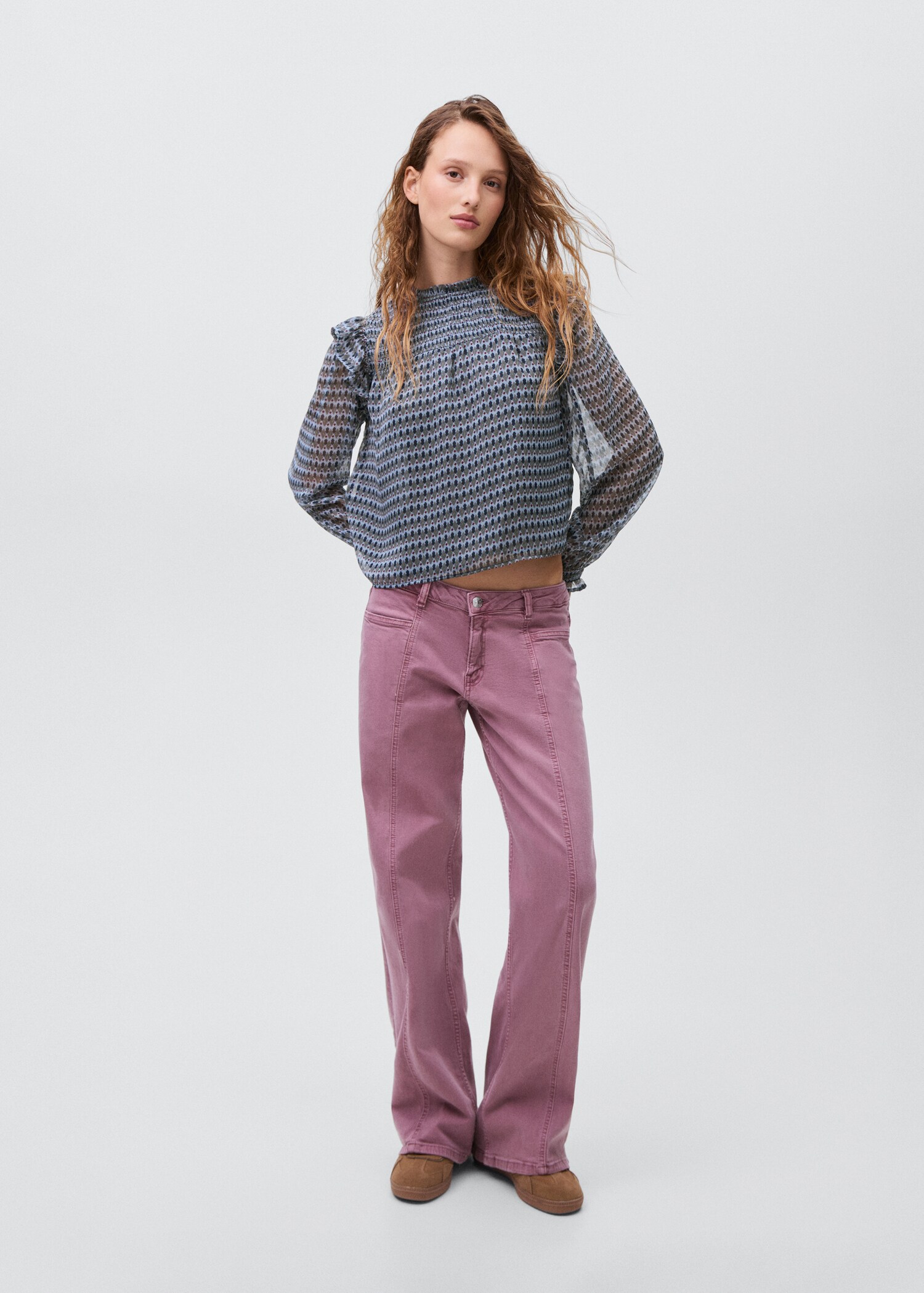 Blusa com estampado étnico - Plano geral