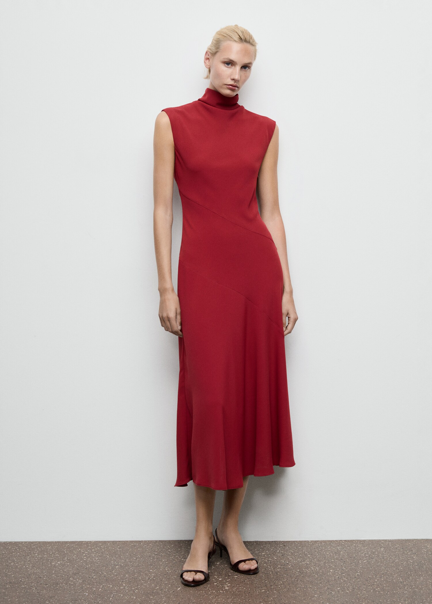 Vestido cuello alto sin mangas - Plano general