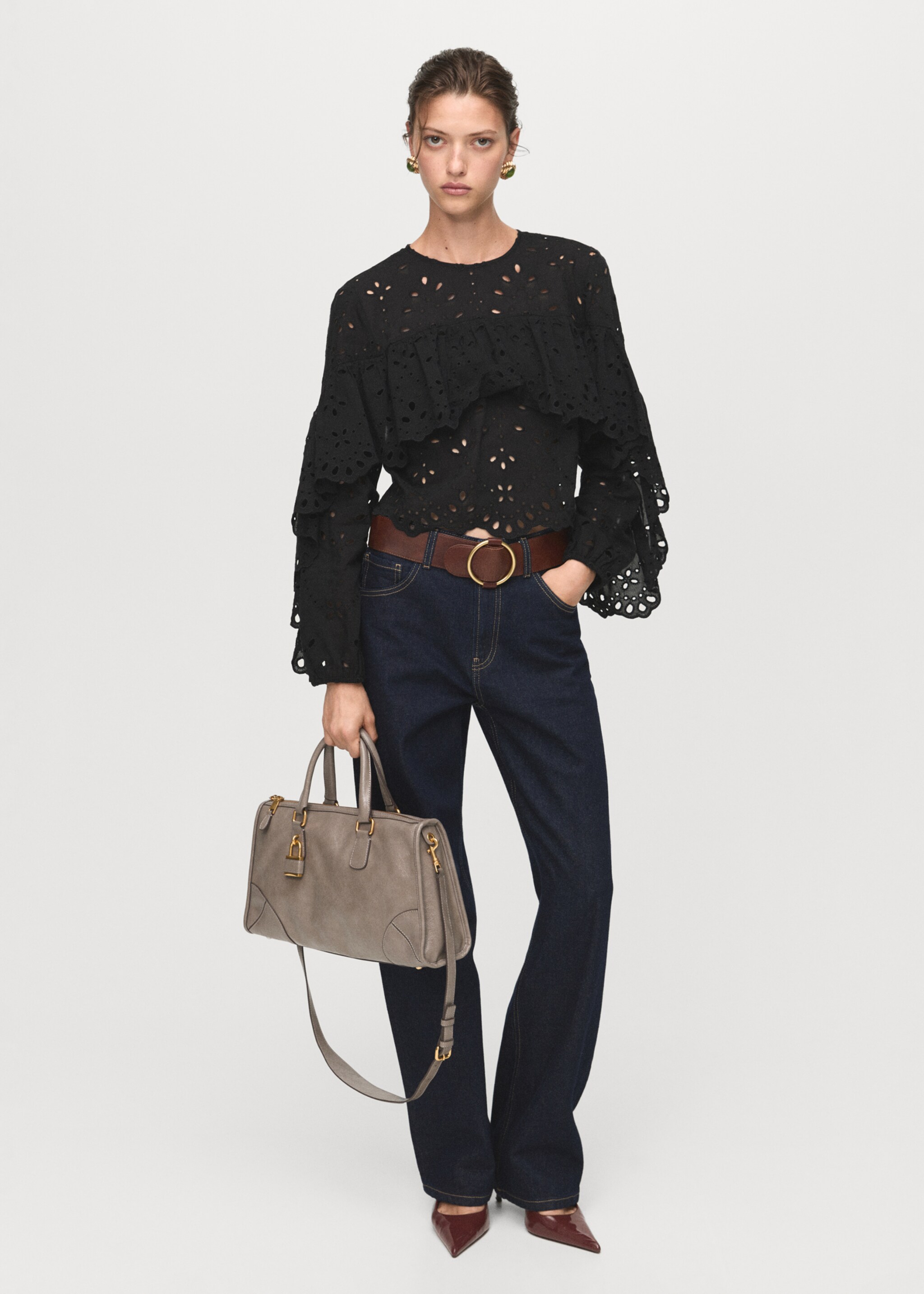 Blouse with perforated embroidery and ruffles - Plano geral, Preto. Ref: 17035822-00.