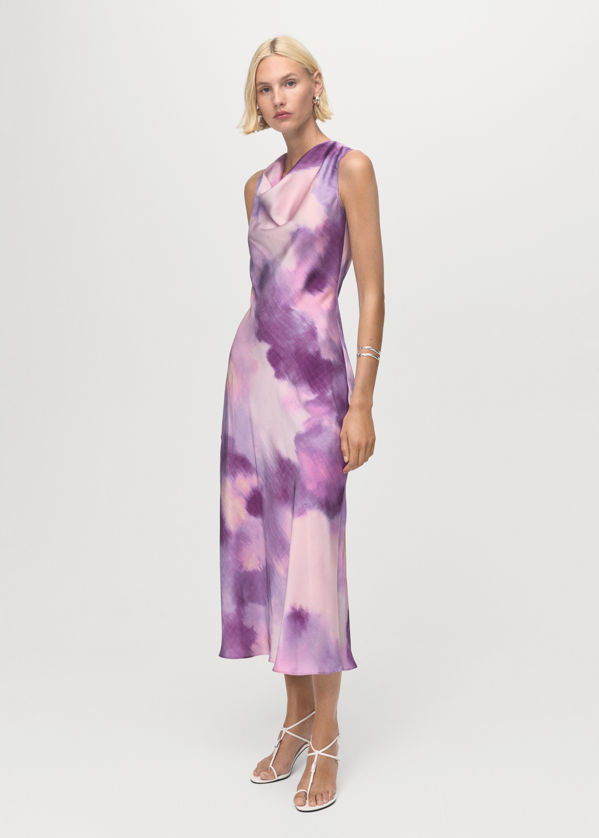 Vestido acetinado tie-dye com gola drapeada - Plano geral, Roxo-claro. Ref: 17036003-00.