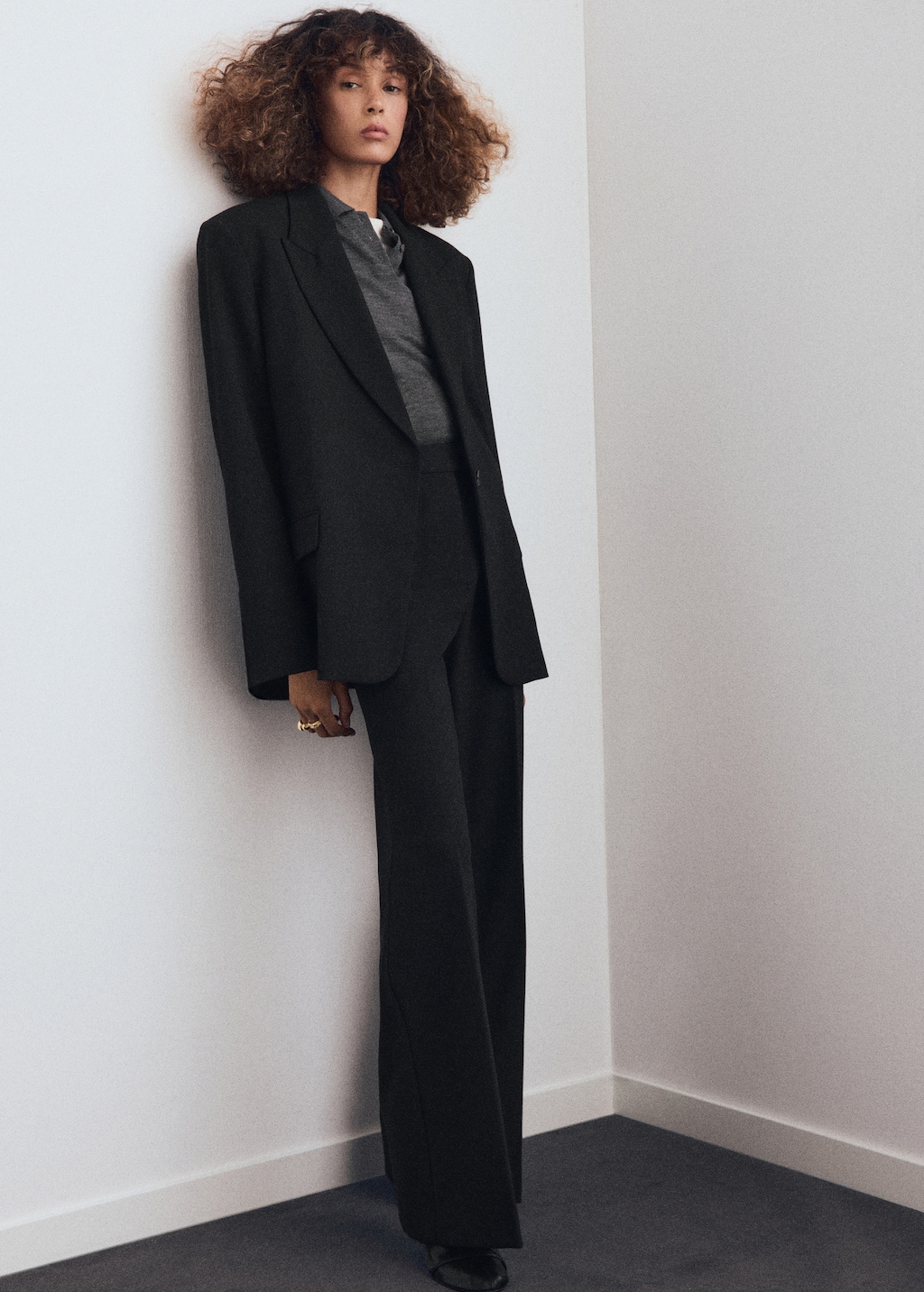 Suit blazer with flap pockets