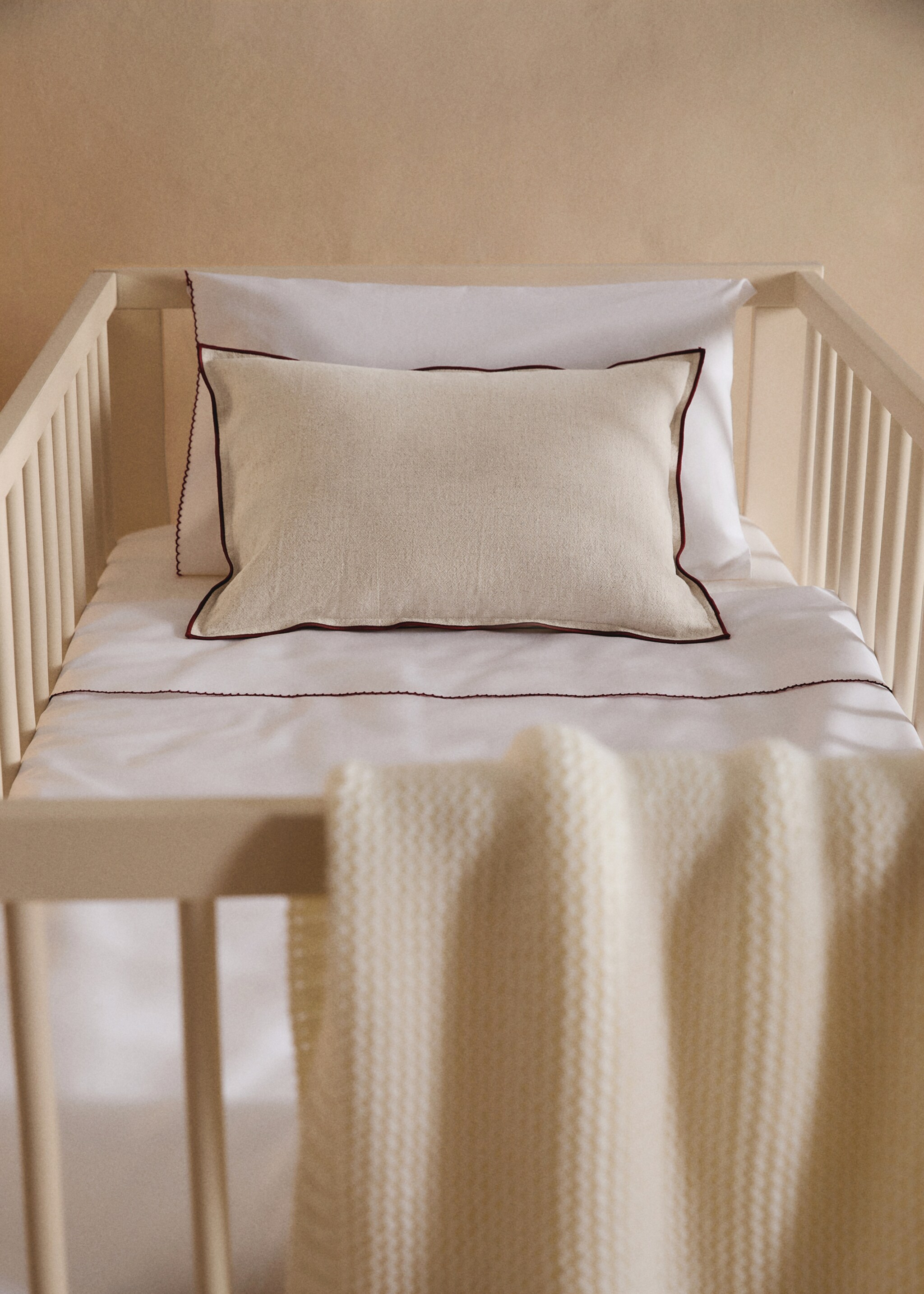 Çocuk için overlok detaylı yastık kılıfı 30x40 cm - Genel plan, Kum Beji. Ref: 17037905-00.