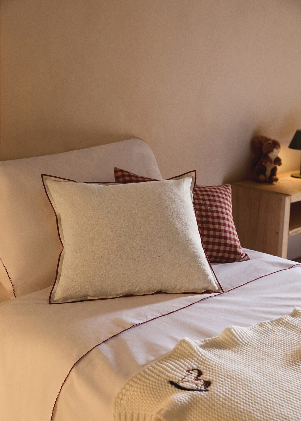 Children's cushion cover with overlock 40x40cm