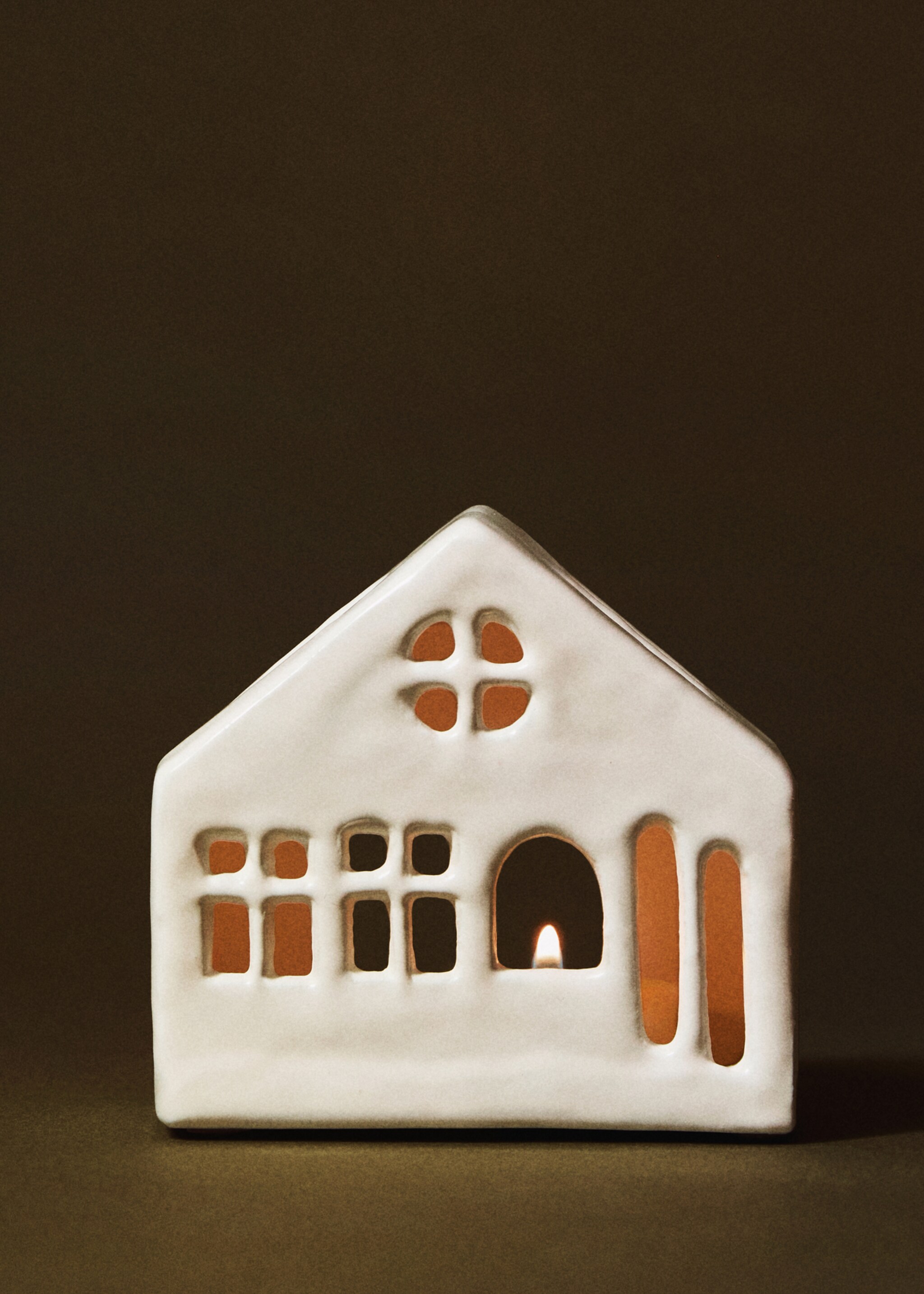 Świecznik ceramiczny niski domek - Plan ogólny, Złamana biel. Ref: 17038282-00.