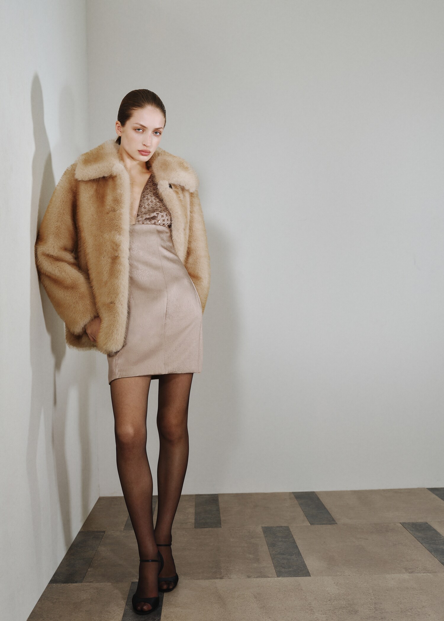 Robe satinée à décolleté sequins - Plan général