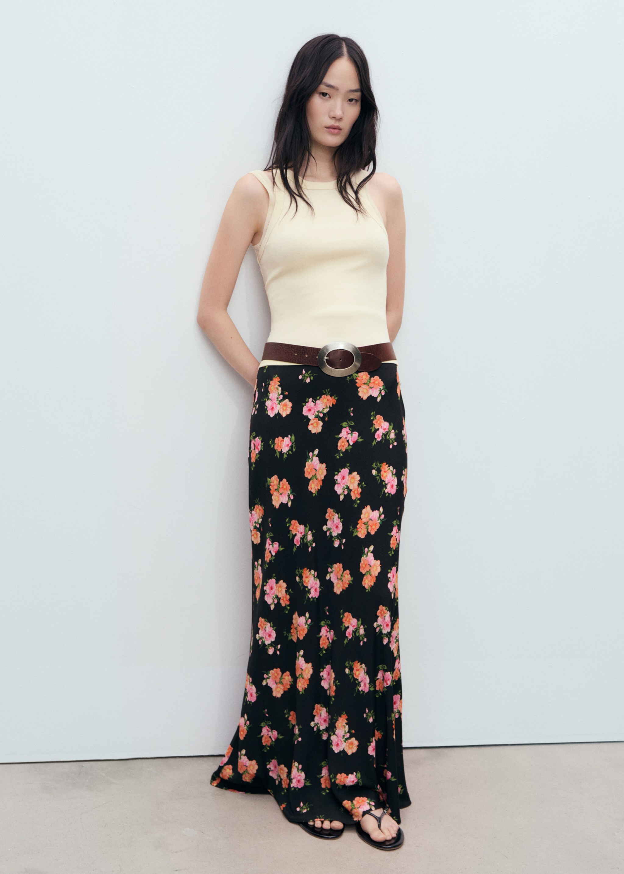 Falda floral terminación puntilla - Plano general