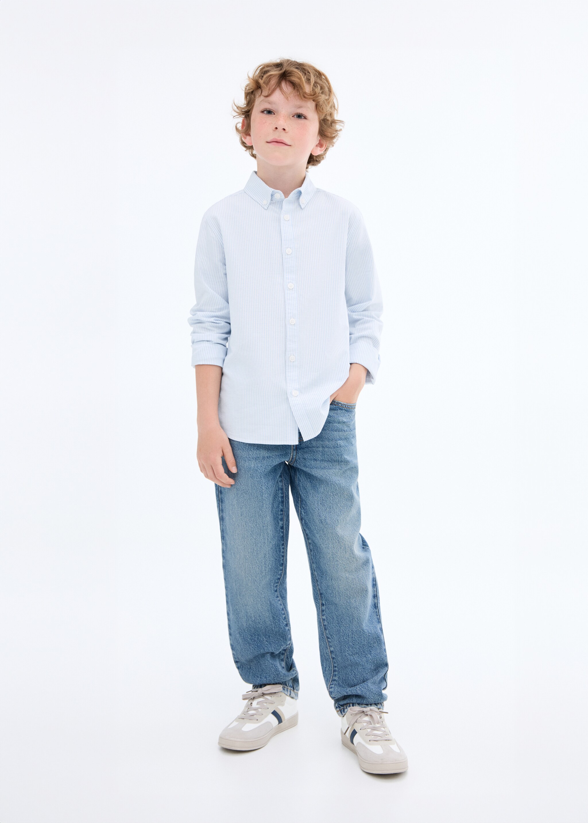 Camisa Oxford às riscas - Plano geral