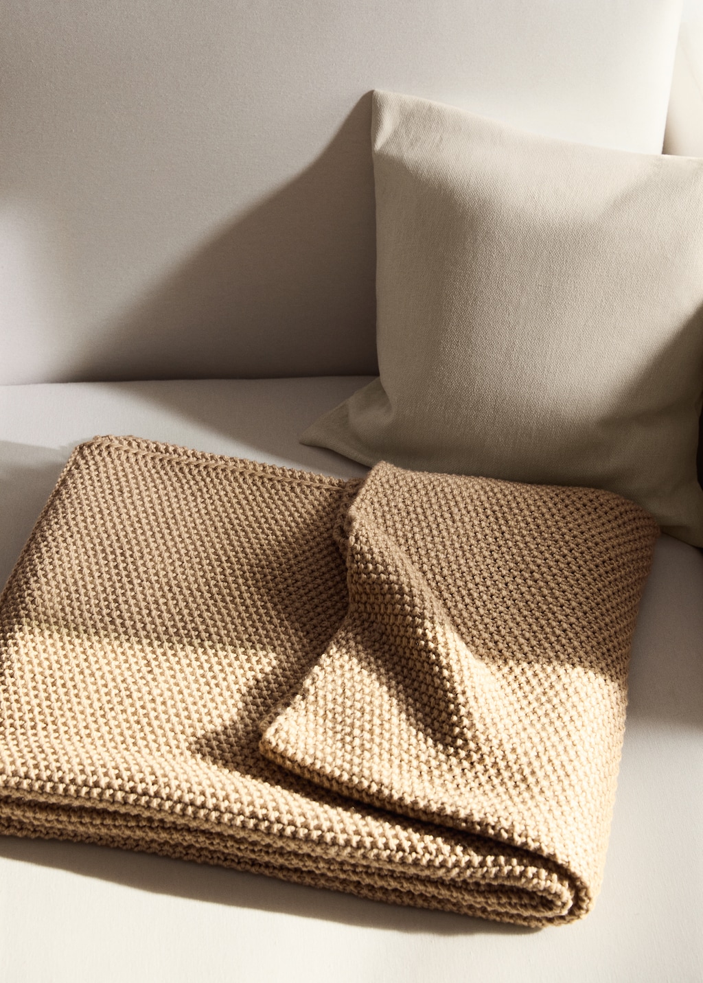 Knitted blanket with design