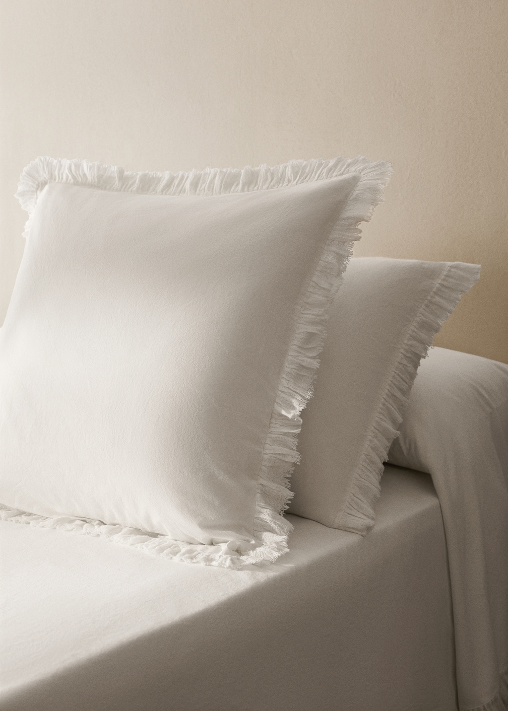 Two percale cotton pillowcases with gauze ruffle 60x60 cm