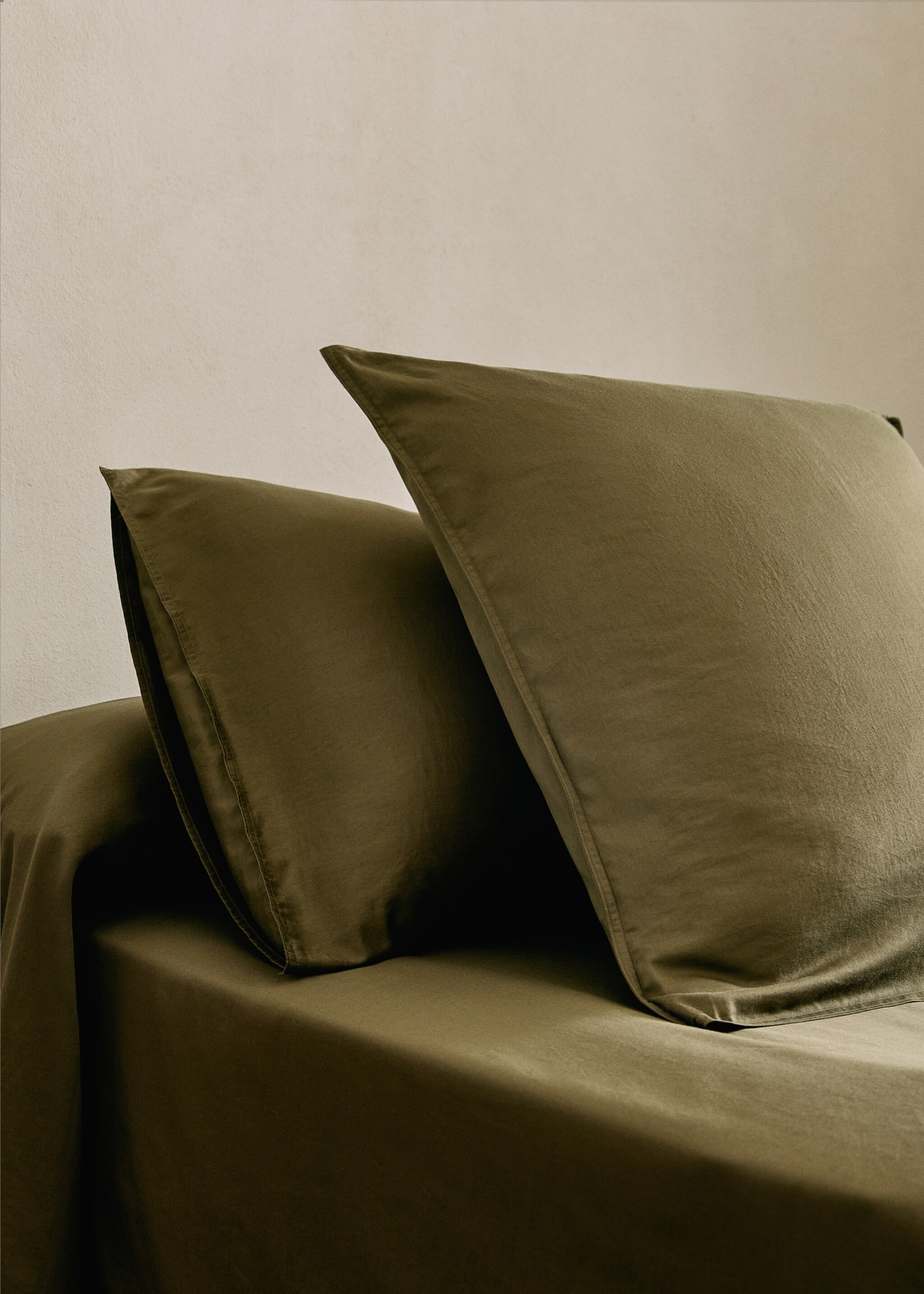 Two washed satin cotton pillowcases with double stitching 50x75 cm - General plane, Olive Green. Ref: 17041535-00.