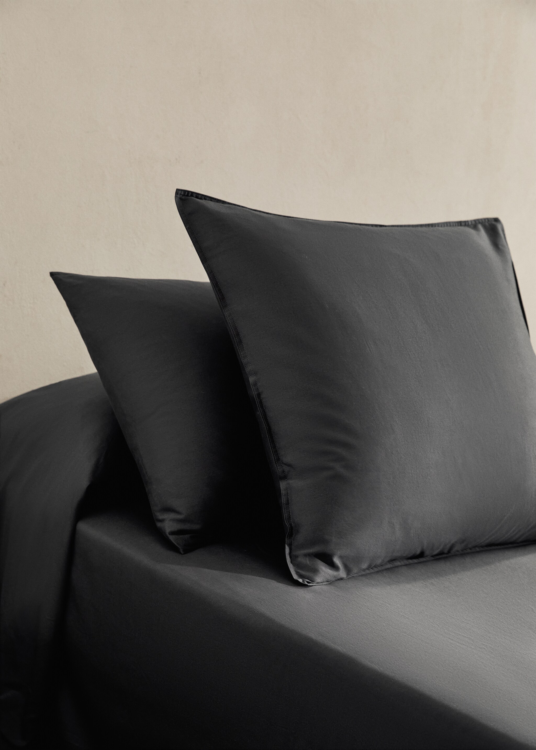 Two washed cotton satin pillowcases with double stitching 60x60 cm - General plane, Charcoal. Ref: 17041536-00.
