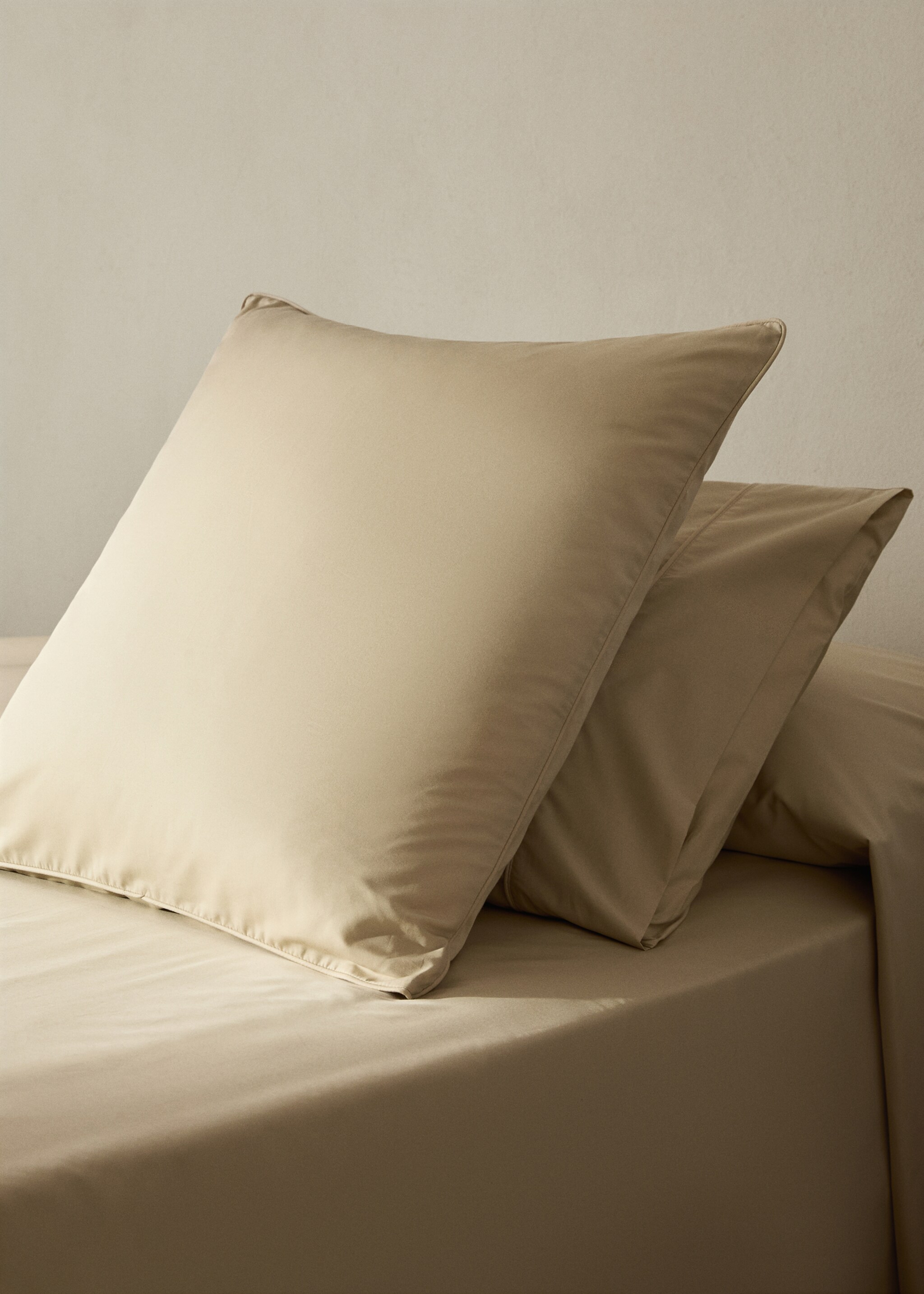 Two 500-thread count cotton percale pillowcases with rounded piping detail 60x60 cm - General plane, Beige. Ref: 17041542-00.