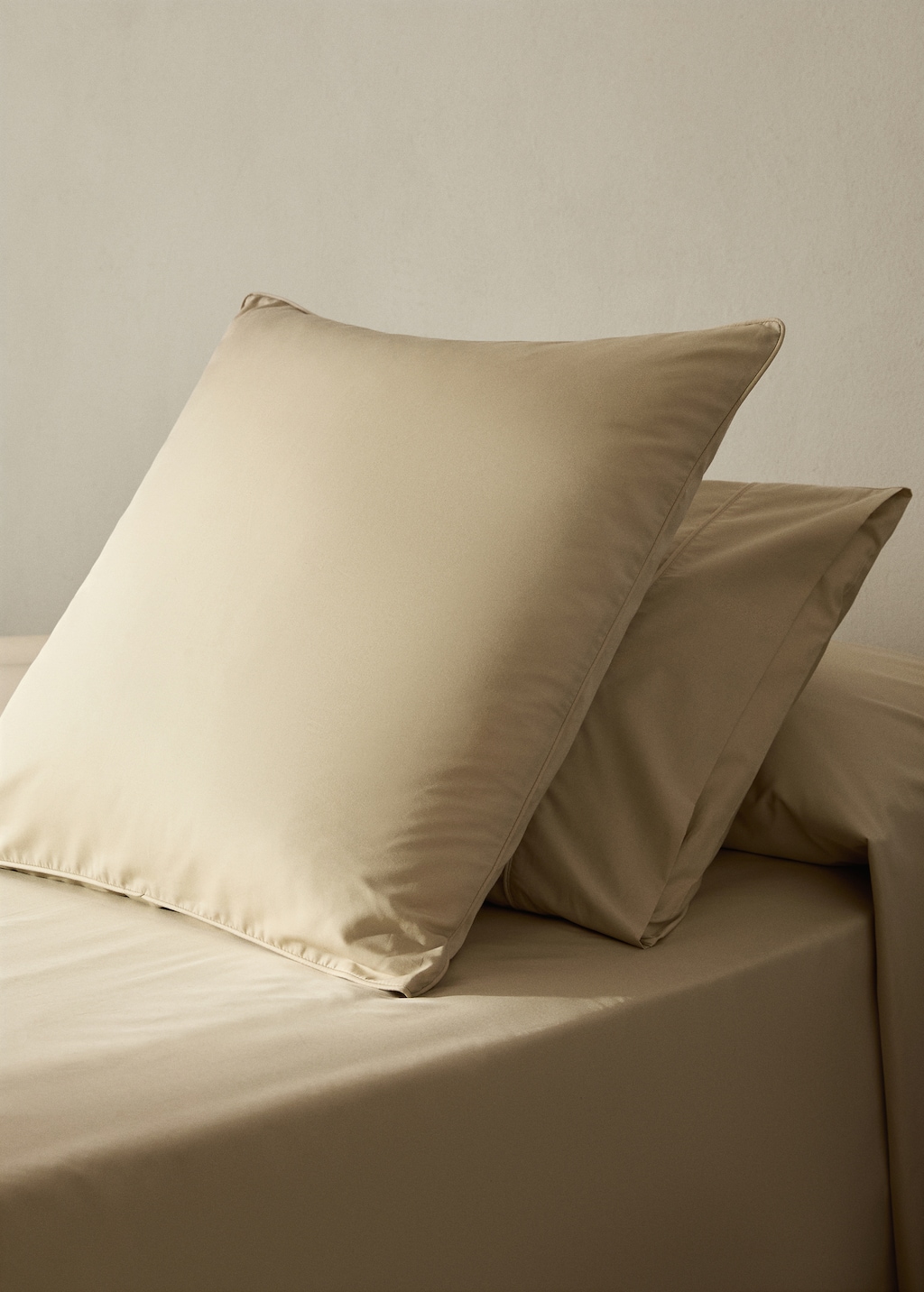 Two 500-thread count cotton percale pillowcases with rounded piping detail 60x60 cm