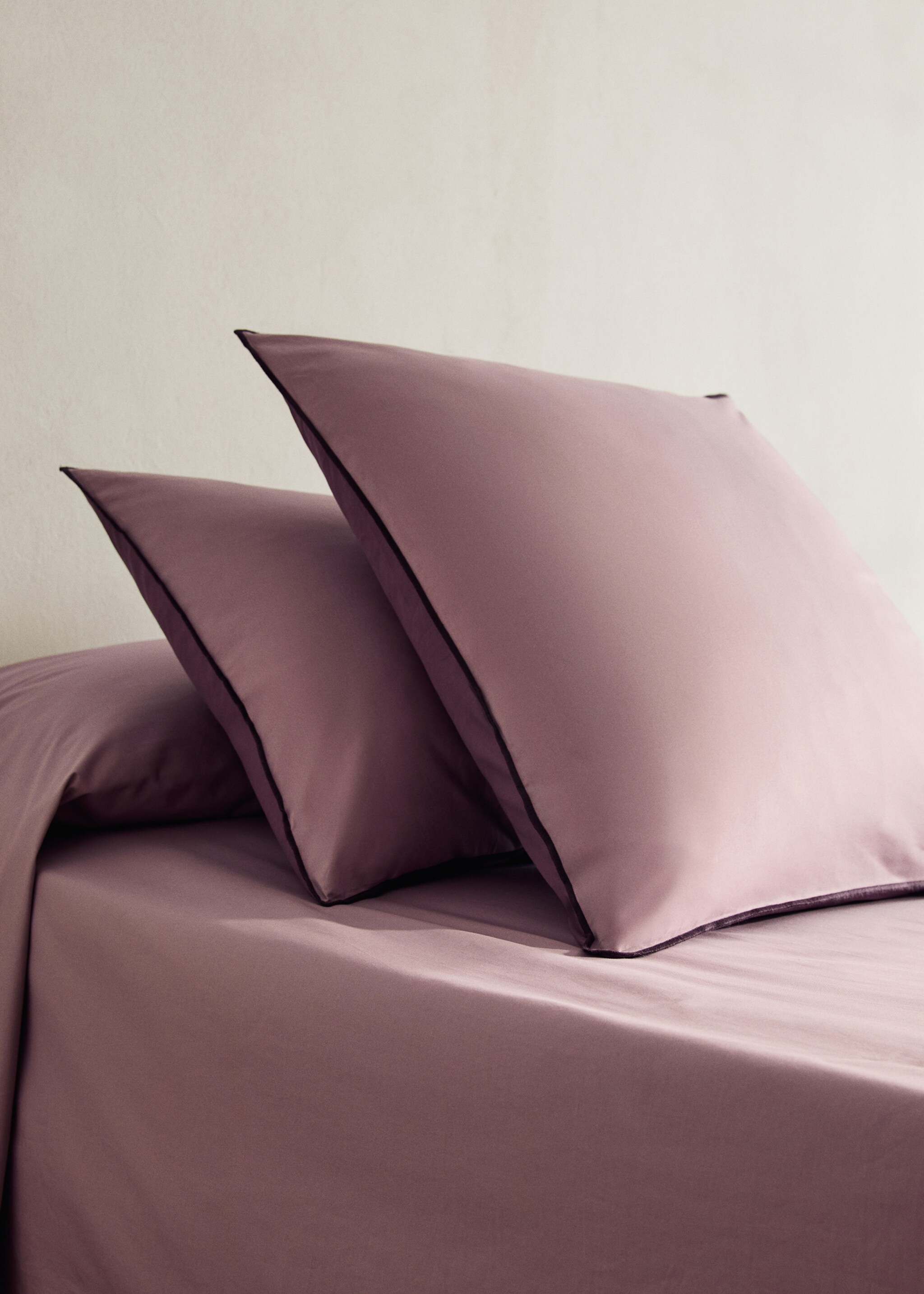 Twee kussenslopen van percal katoen, 200 thread count, met contrasterende overlock, 50x75 cm - Overzichtstekening, Pruim. Ref: 17041544-00.