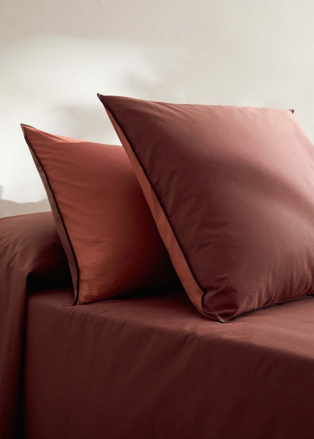 Two 200-thread count percale cotton pillowcases with contrasting overlock 50x75 cm