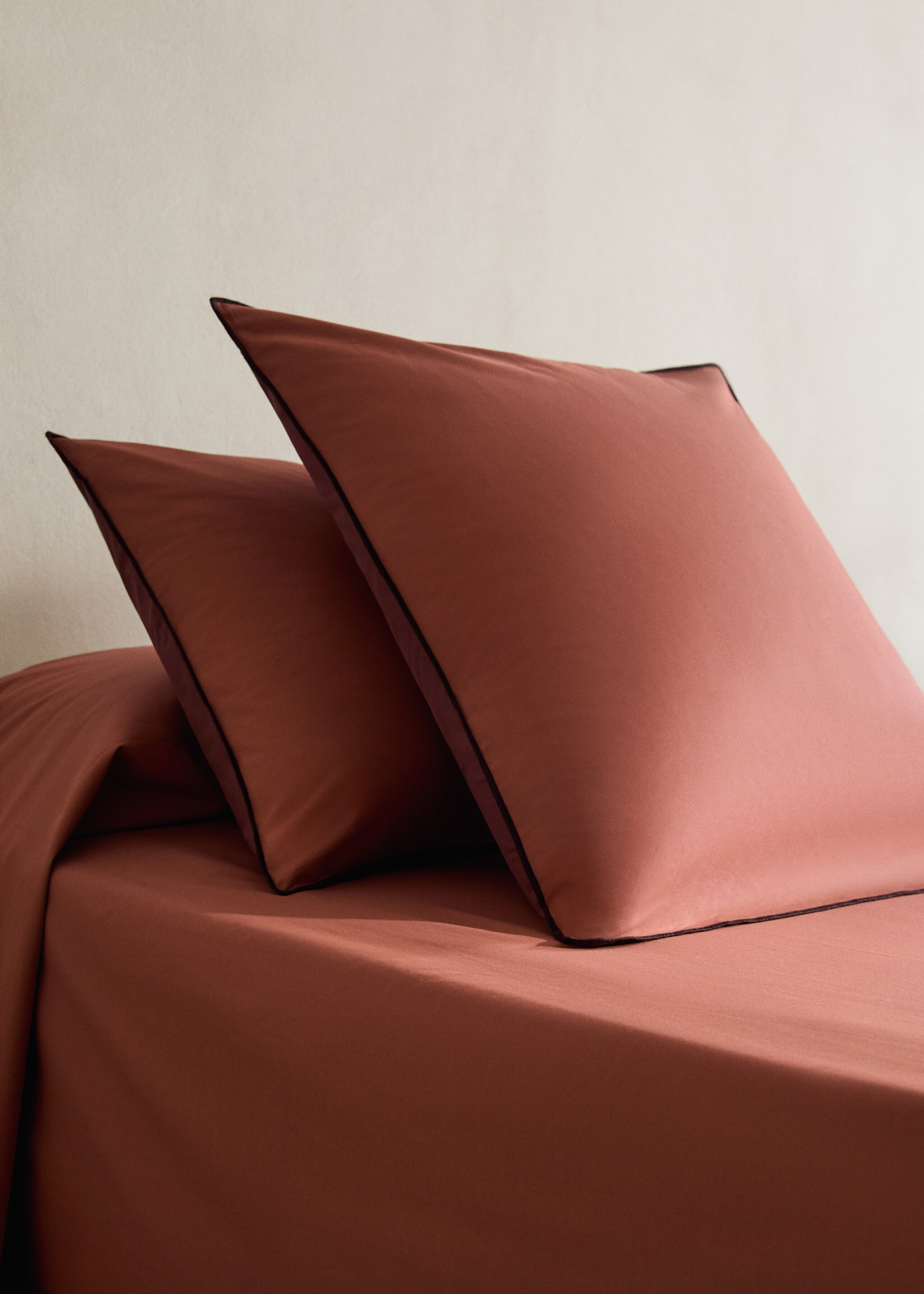 Twee kussenslopen van percal katoen, 200 thread count, met contrasterende overlock, 50x75 cm - Overzichtstekening, Geraniumroze. Ref: 17041544-00.