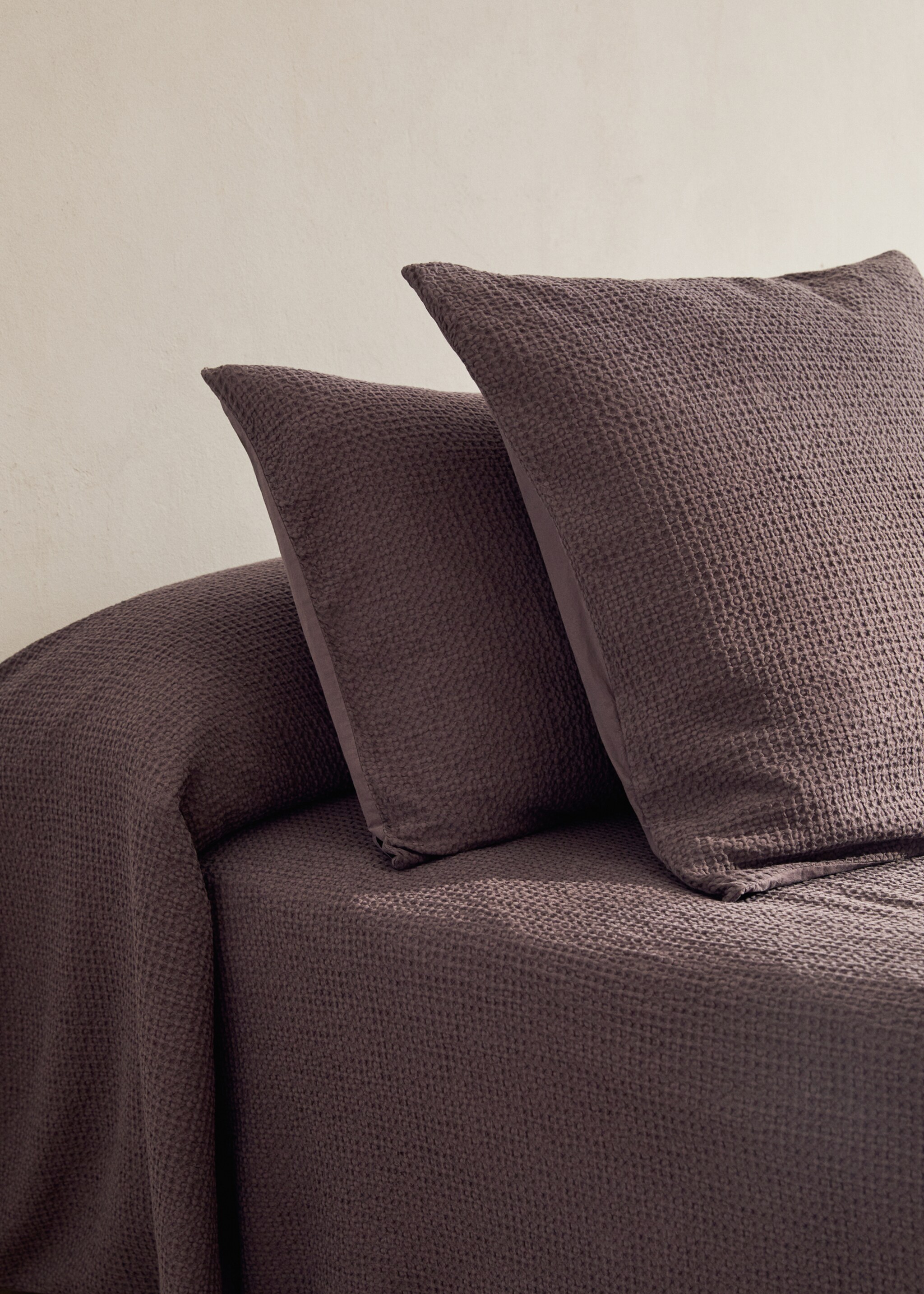 Dva povlaky na polštáře z bavlněného perkálu s vaflovou texturou 50x75 cm - Celkový náhled, Ostružina. Ref: 17041547-00.