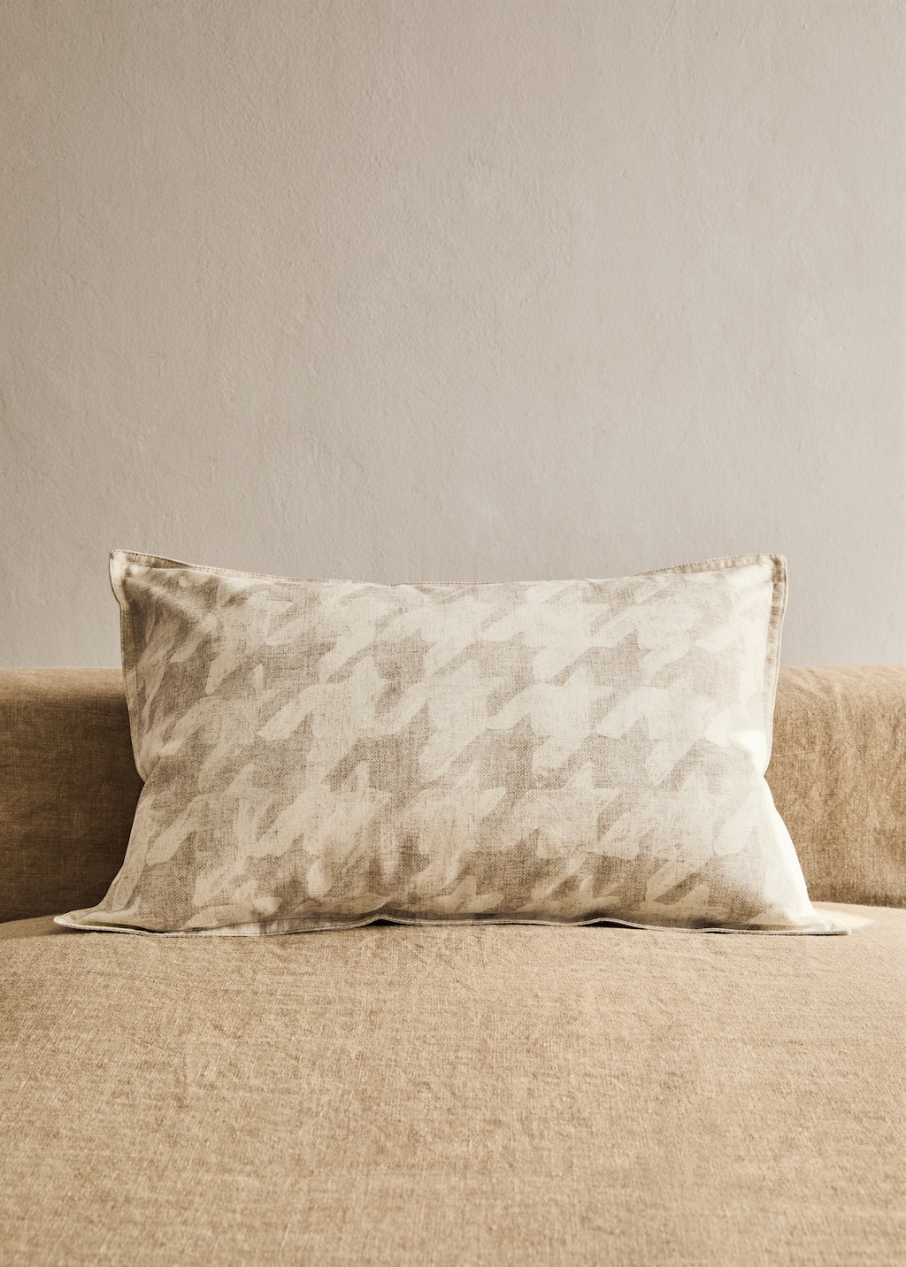 Houndstooth-print cushion cover