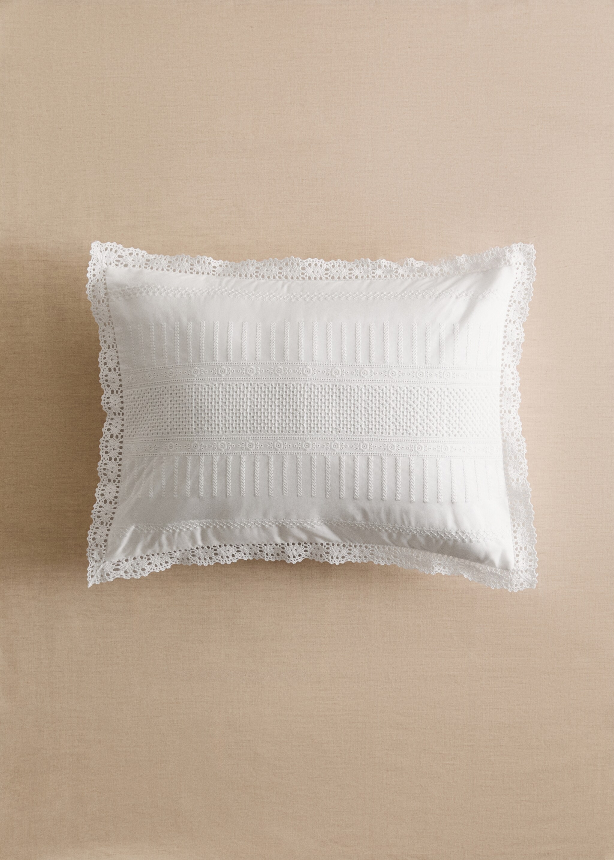 Housse de coussin enfant en coton brodé 30x40 cm - Plan général, Blanc. Ref: 17041588-00.