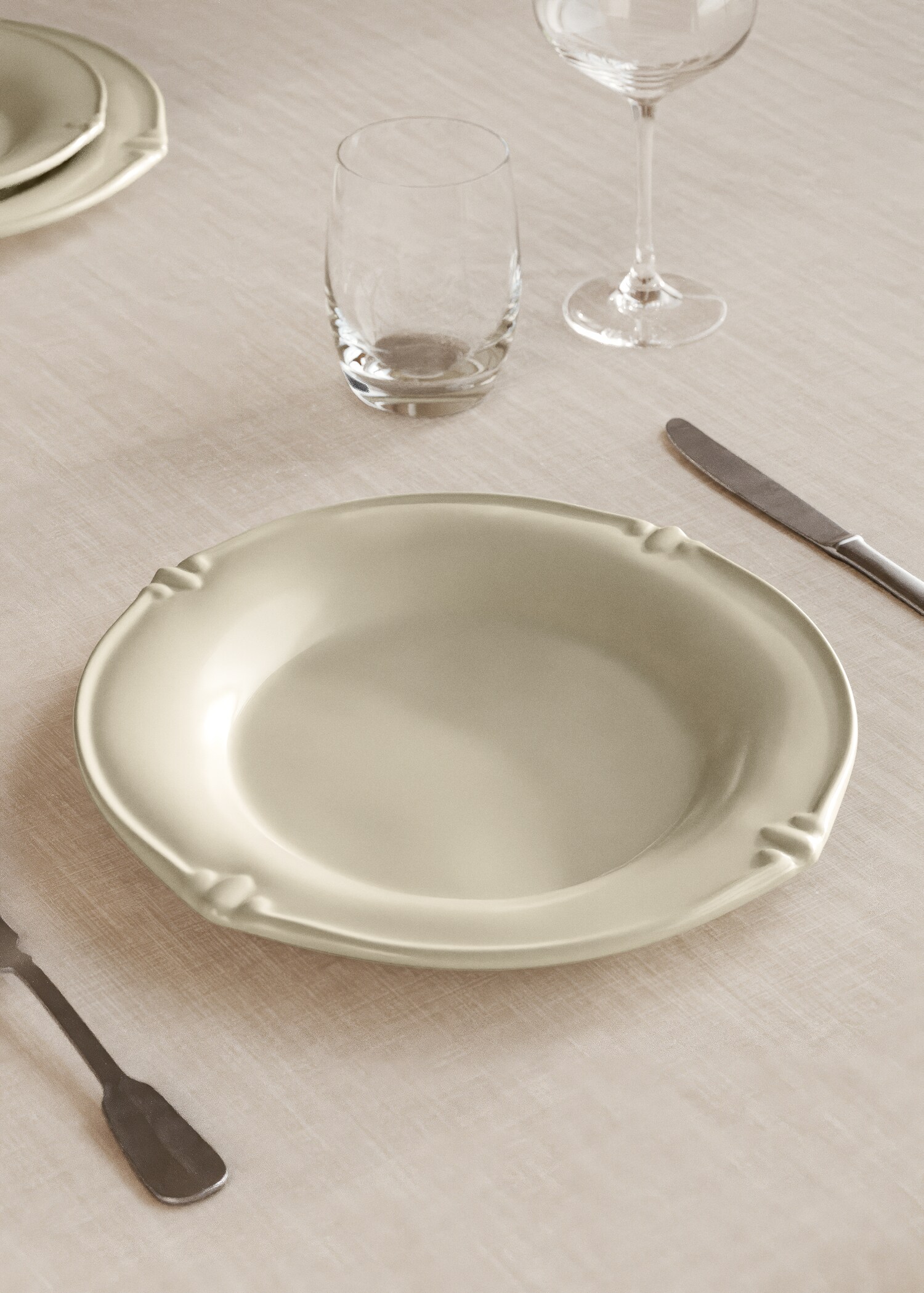 Oval stoneware dinner plate - Загальний план