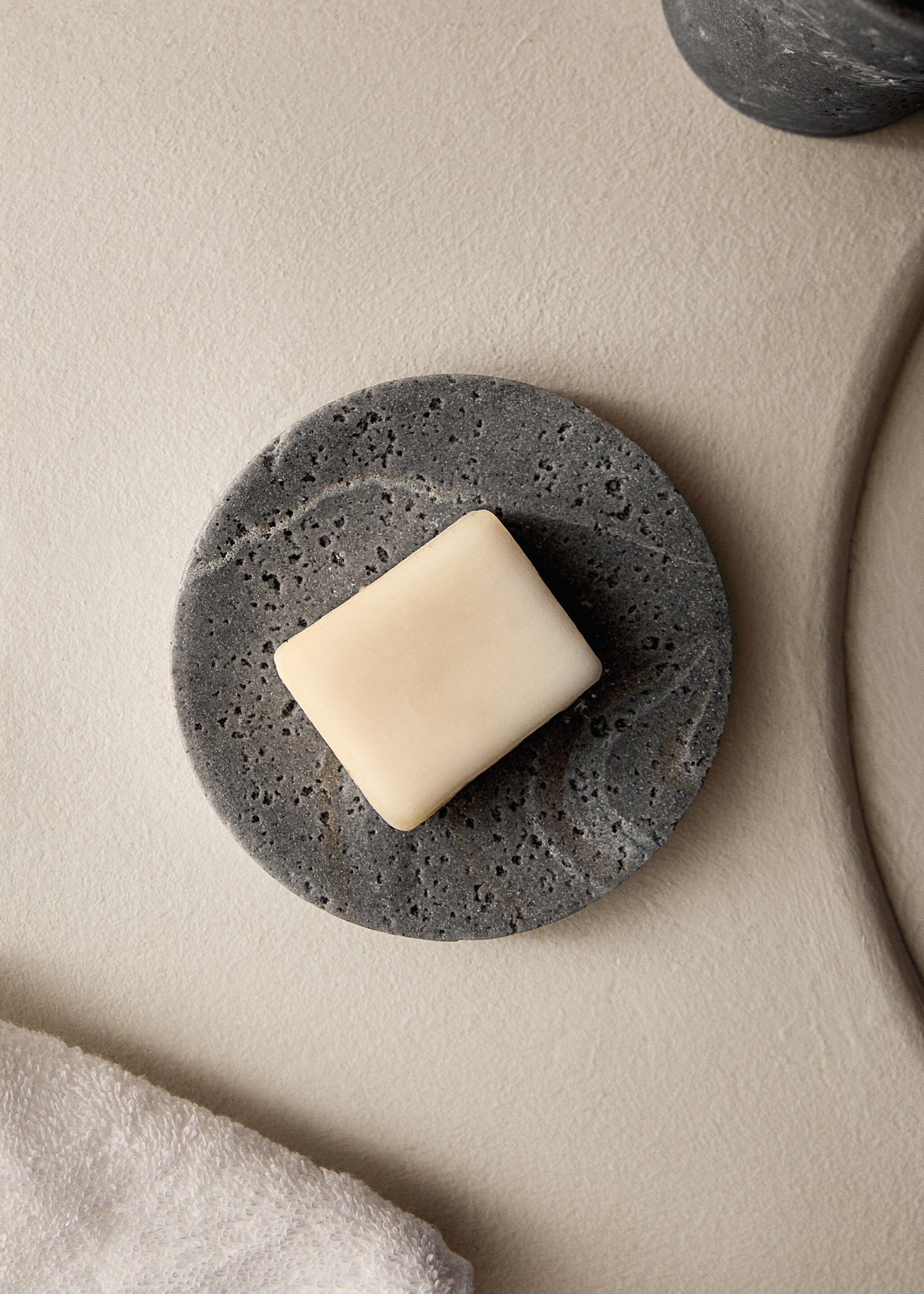 Travertine-effect resin soap dish - General plane, Light/Pastel Grey. Ref: 17042920-00.
