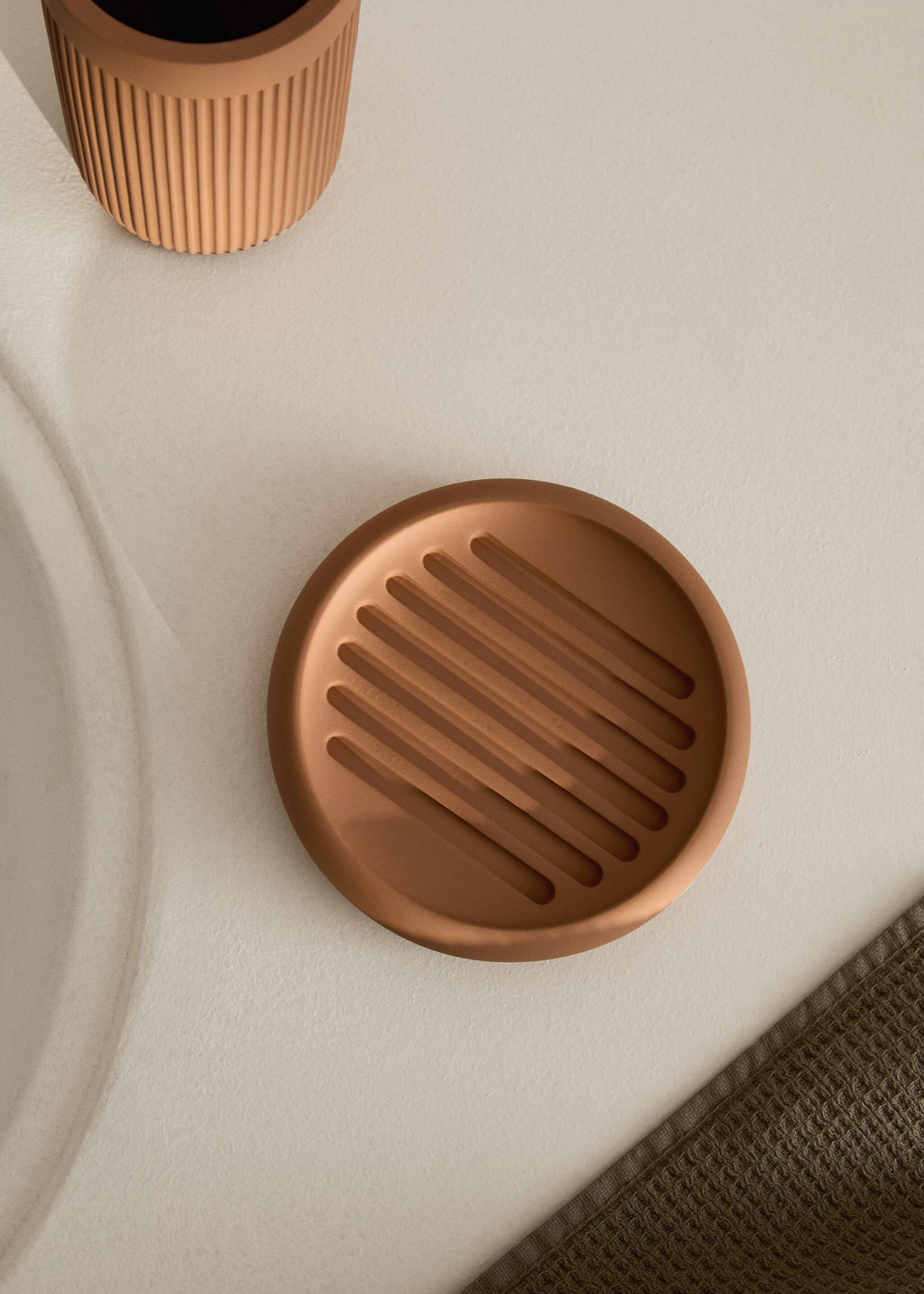 Resin soap dish - General plane, Medium Brown. Ref: 17042922-00.