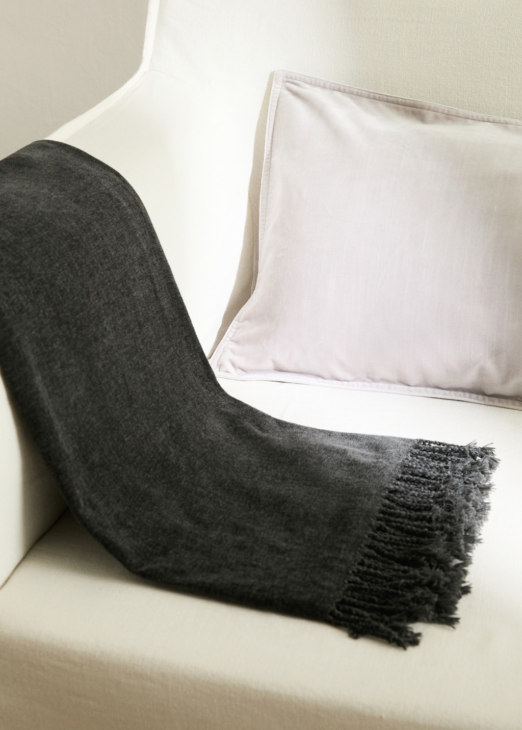 Chenille blanket with fringes