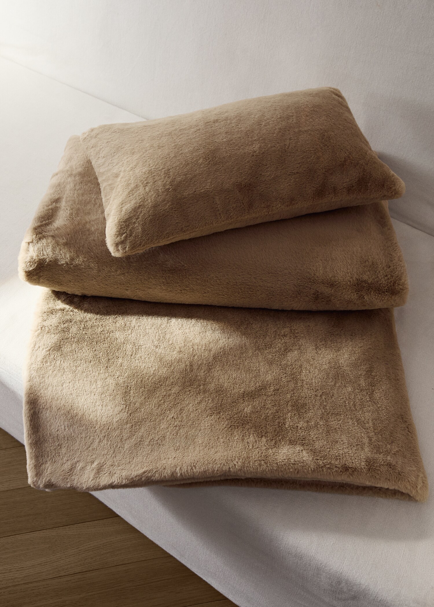 Large double-faced fur-effect blanket - General plane