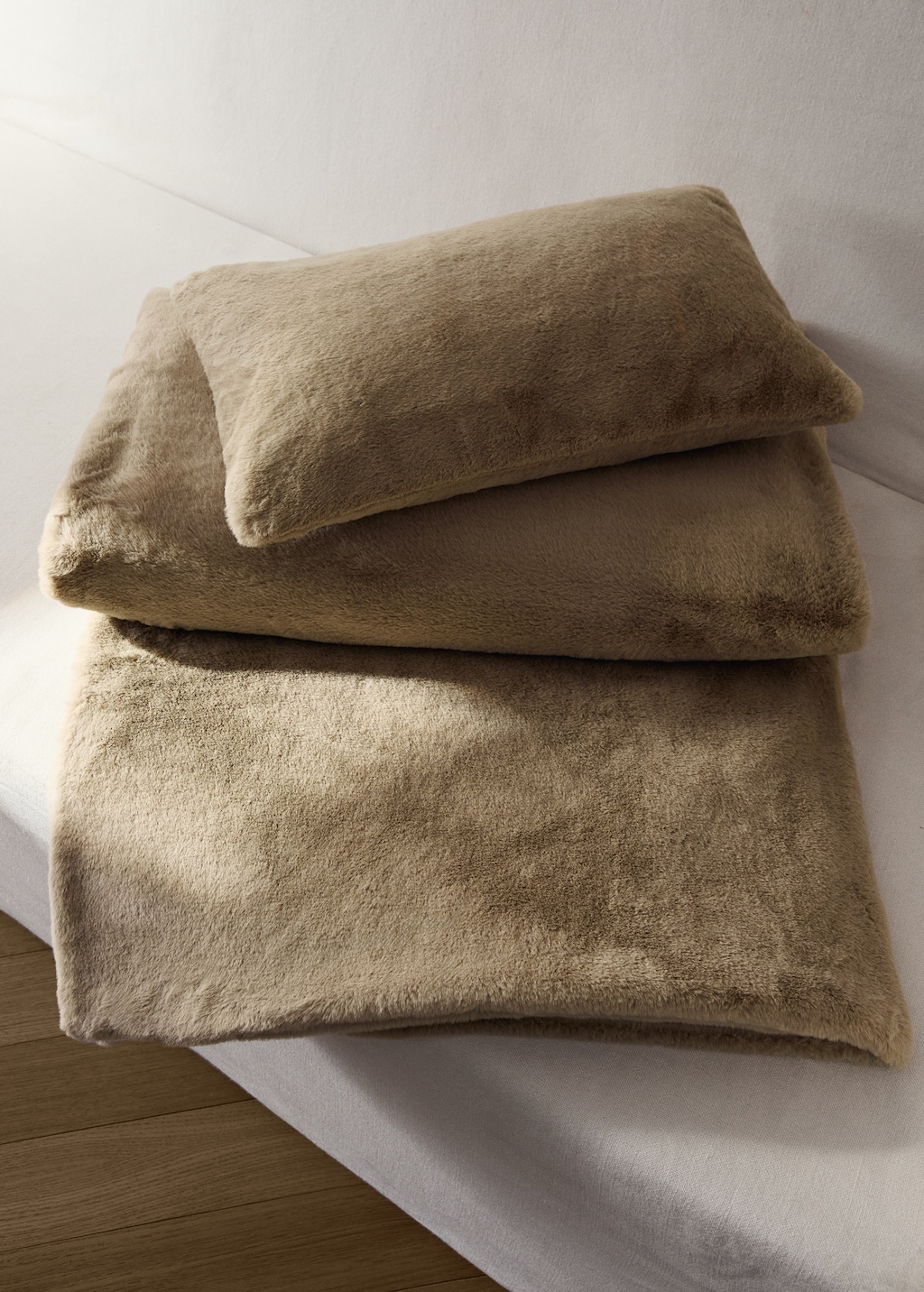 double-faced fur-effect blanket