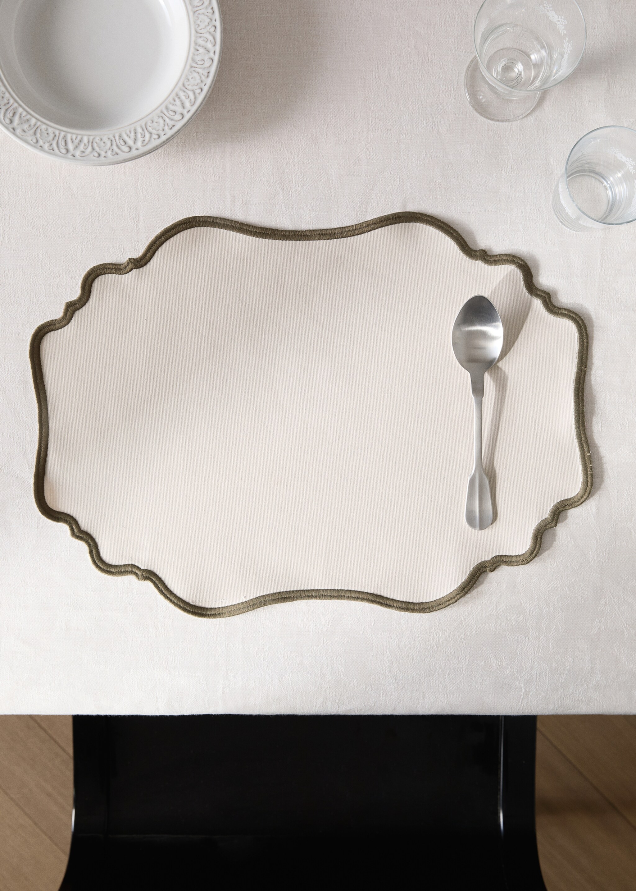 Oval resin-coated placemat with wave pattern - General plane, Off White. Ref: 17043322-00.