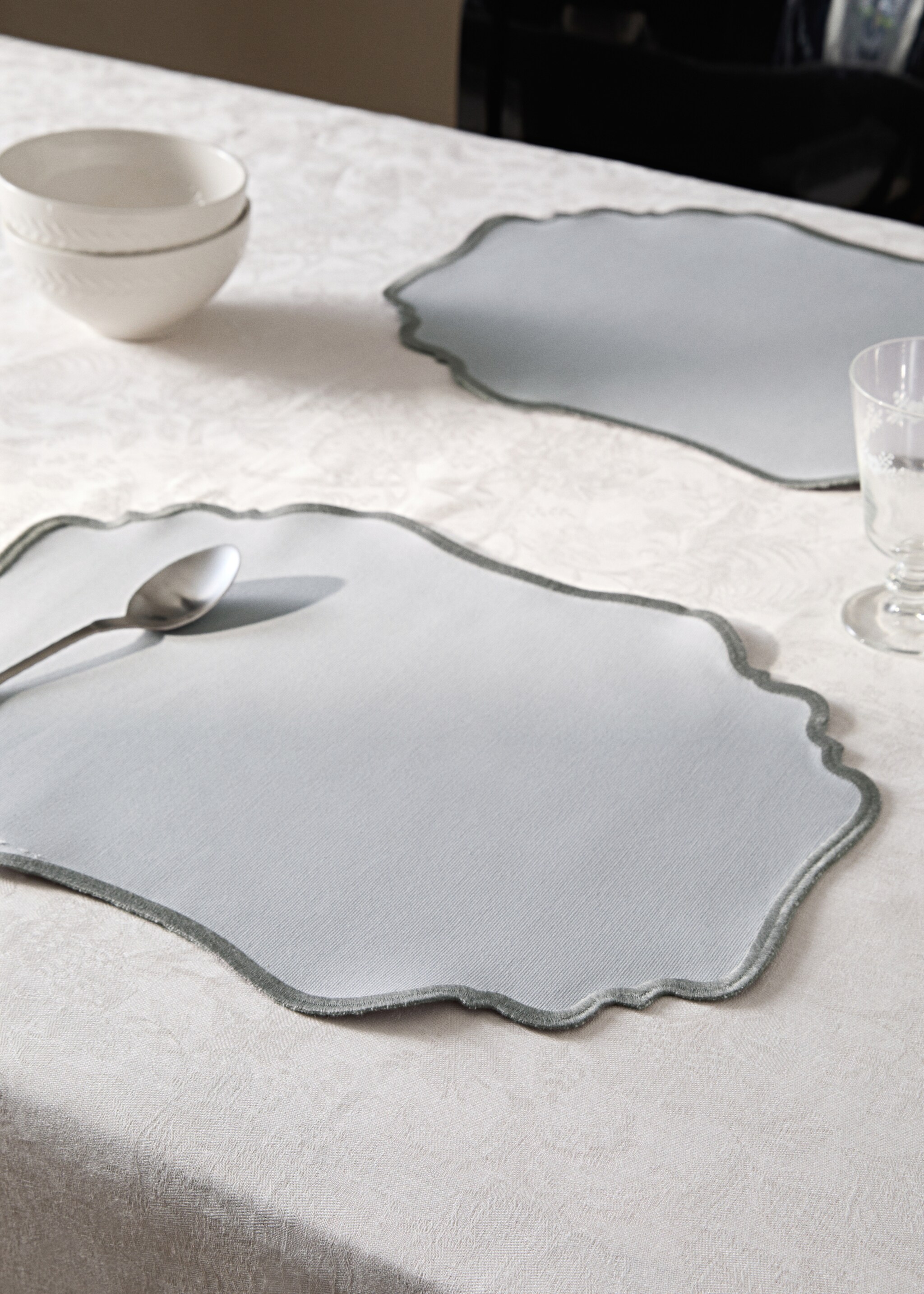 Oval resin-coated placemat with wave pattern - General plane, Grey. Ref: 17043322-00.