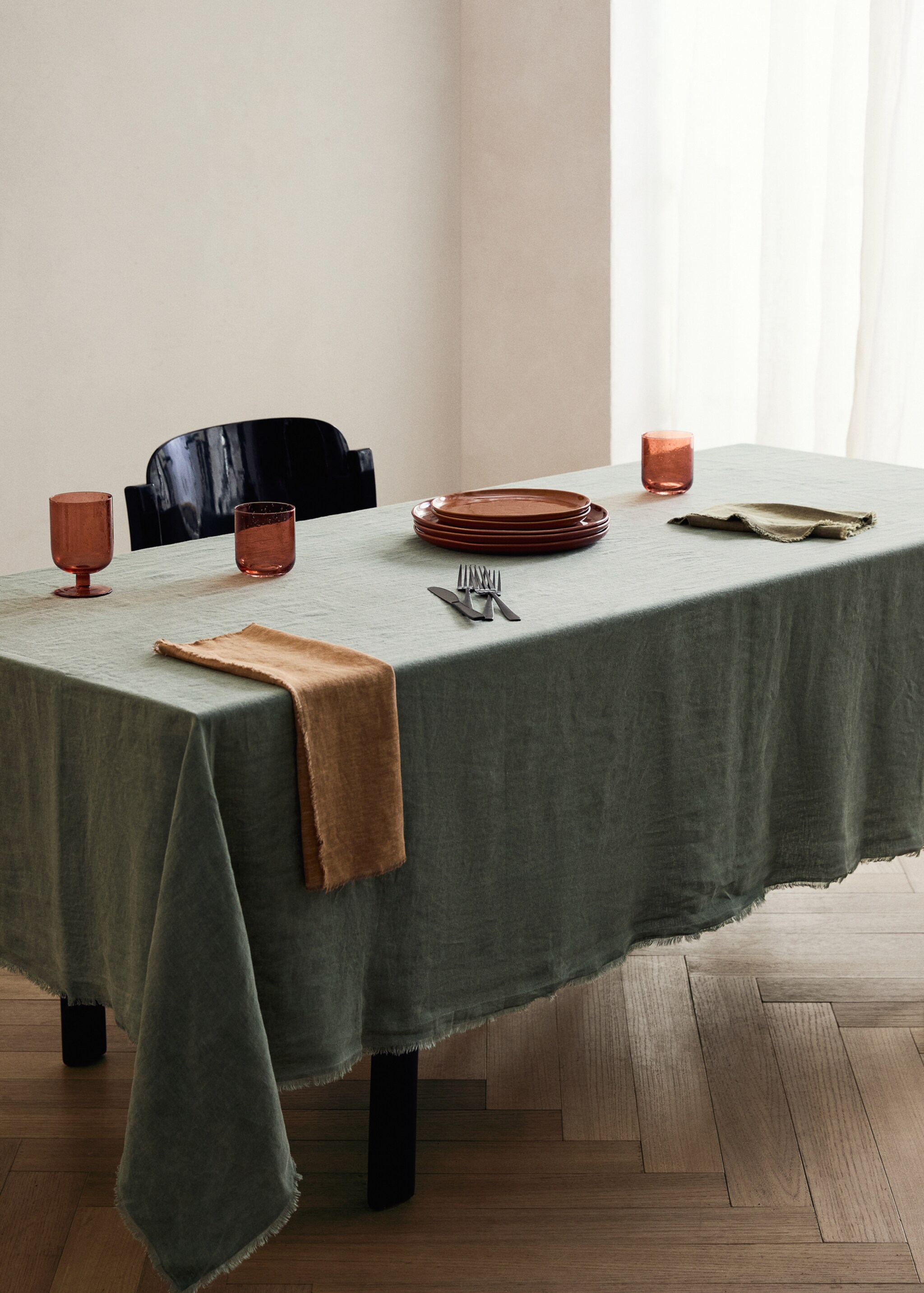 Linen tablecloth with frayed edges for 6-8 diners - General plane, Ink Blue. Ref: 17043323-00.
