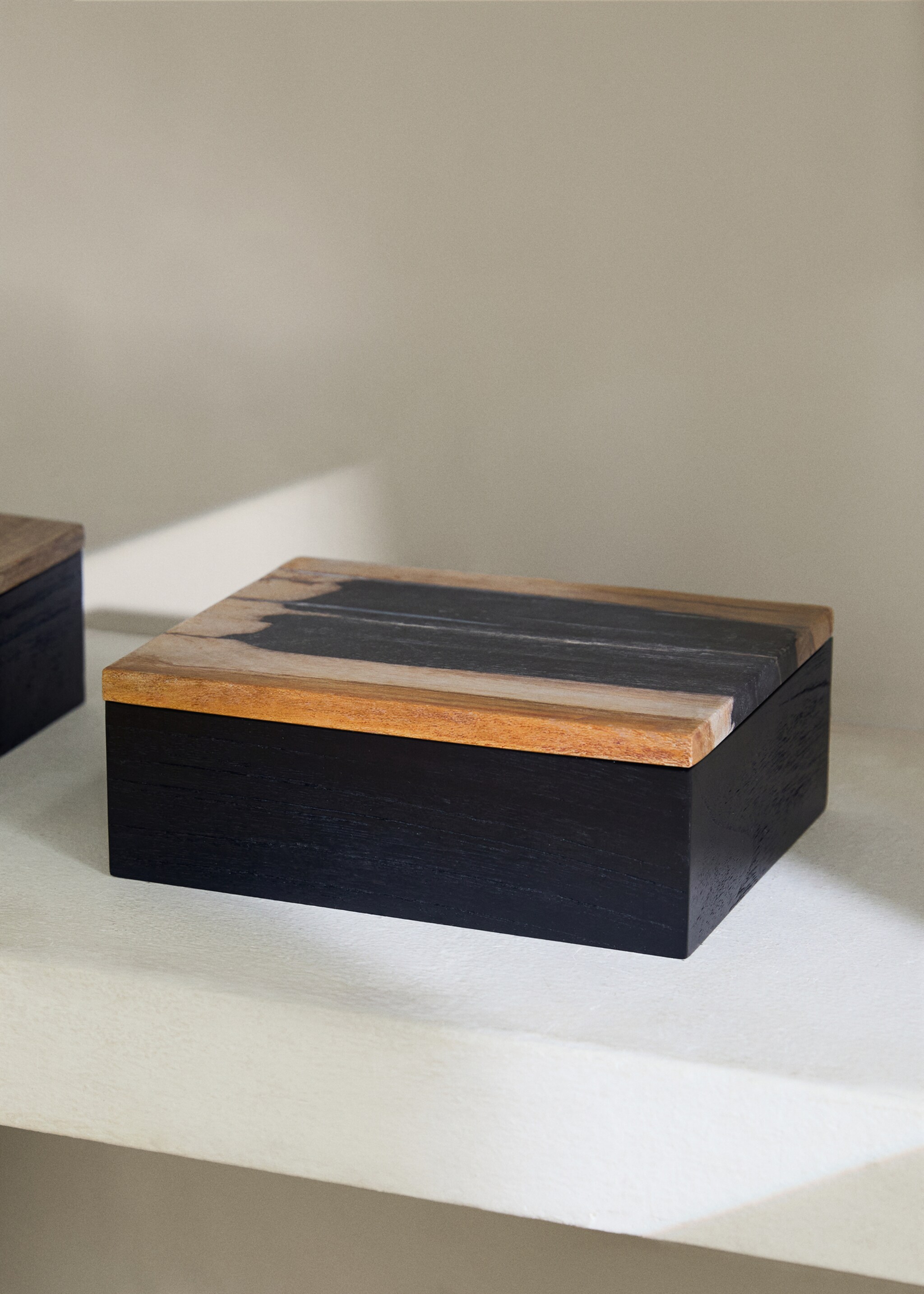 Velká dekorativní krabice z petrifikovaného dřeva - Celkový náhled, Černá. Ref: 17043325-00.