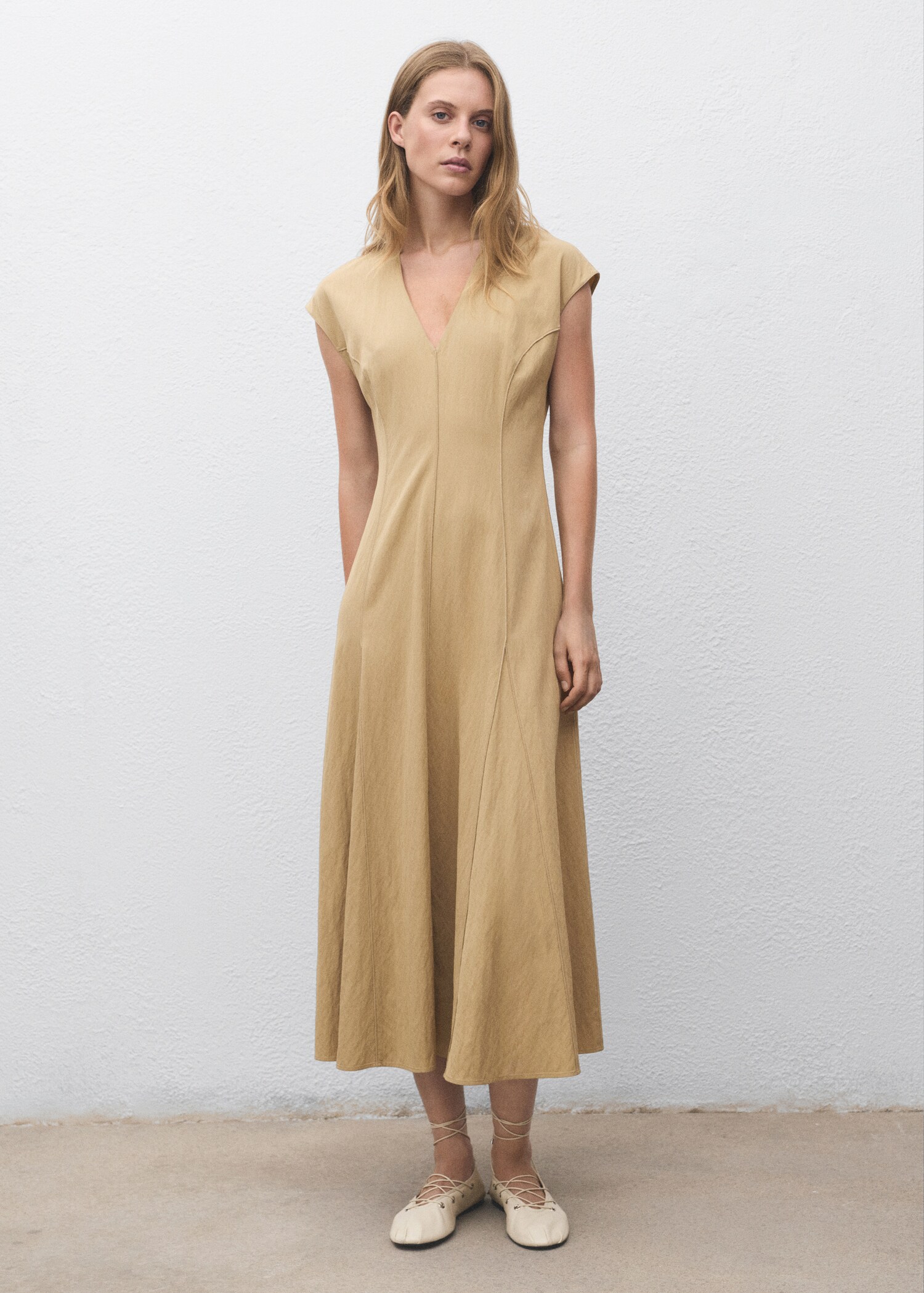 Vestido midi costuras - Plano general