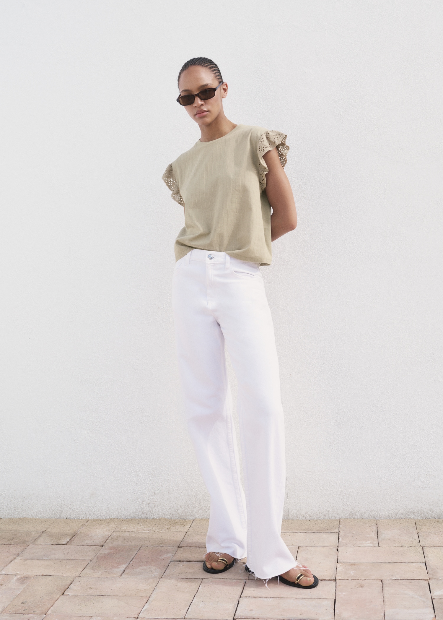 Short sleeve t-shirt with ruffled broderie anglaise detailing - General plane