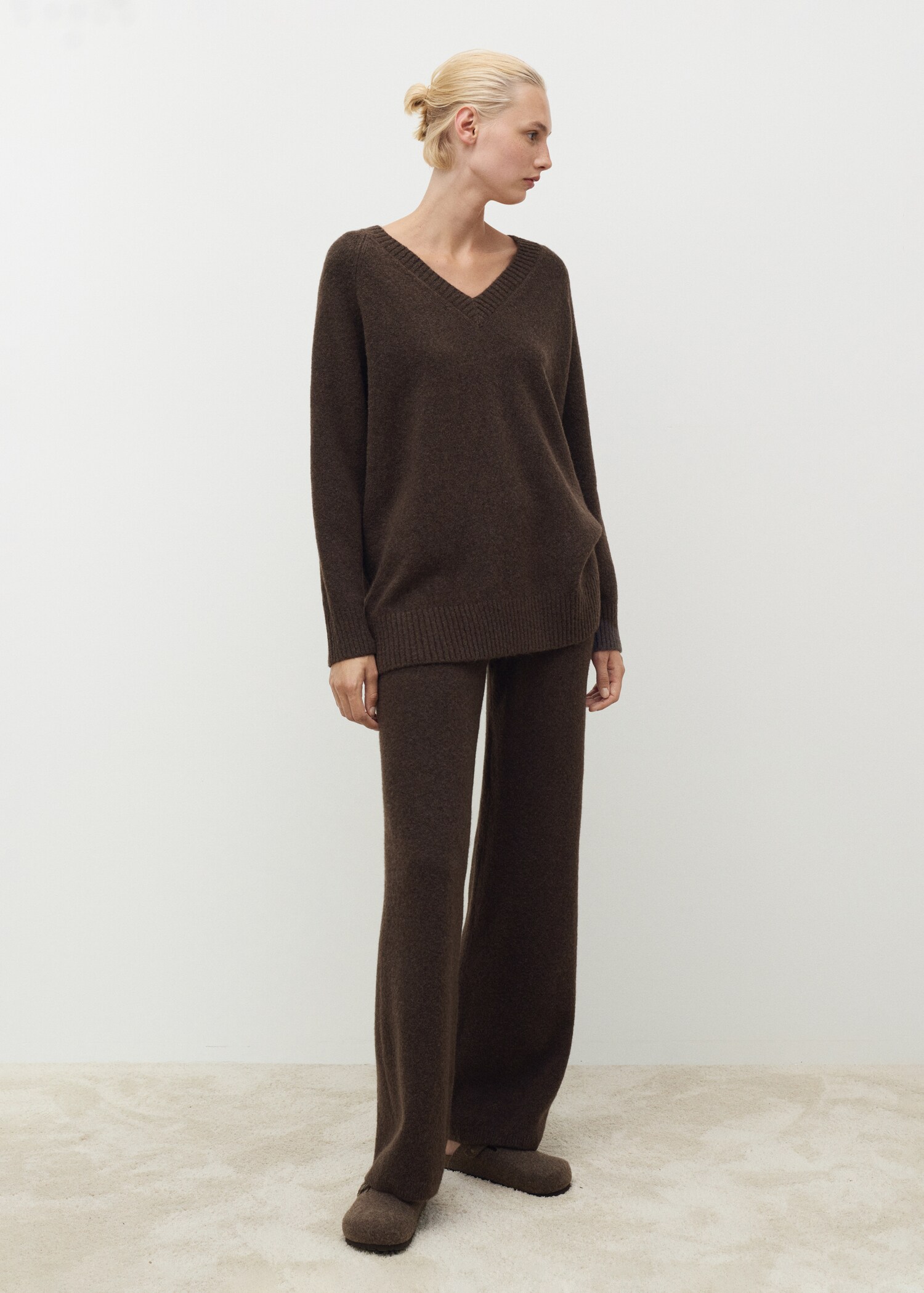 Straight knitted trousers - General plane